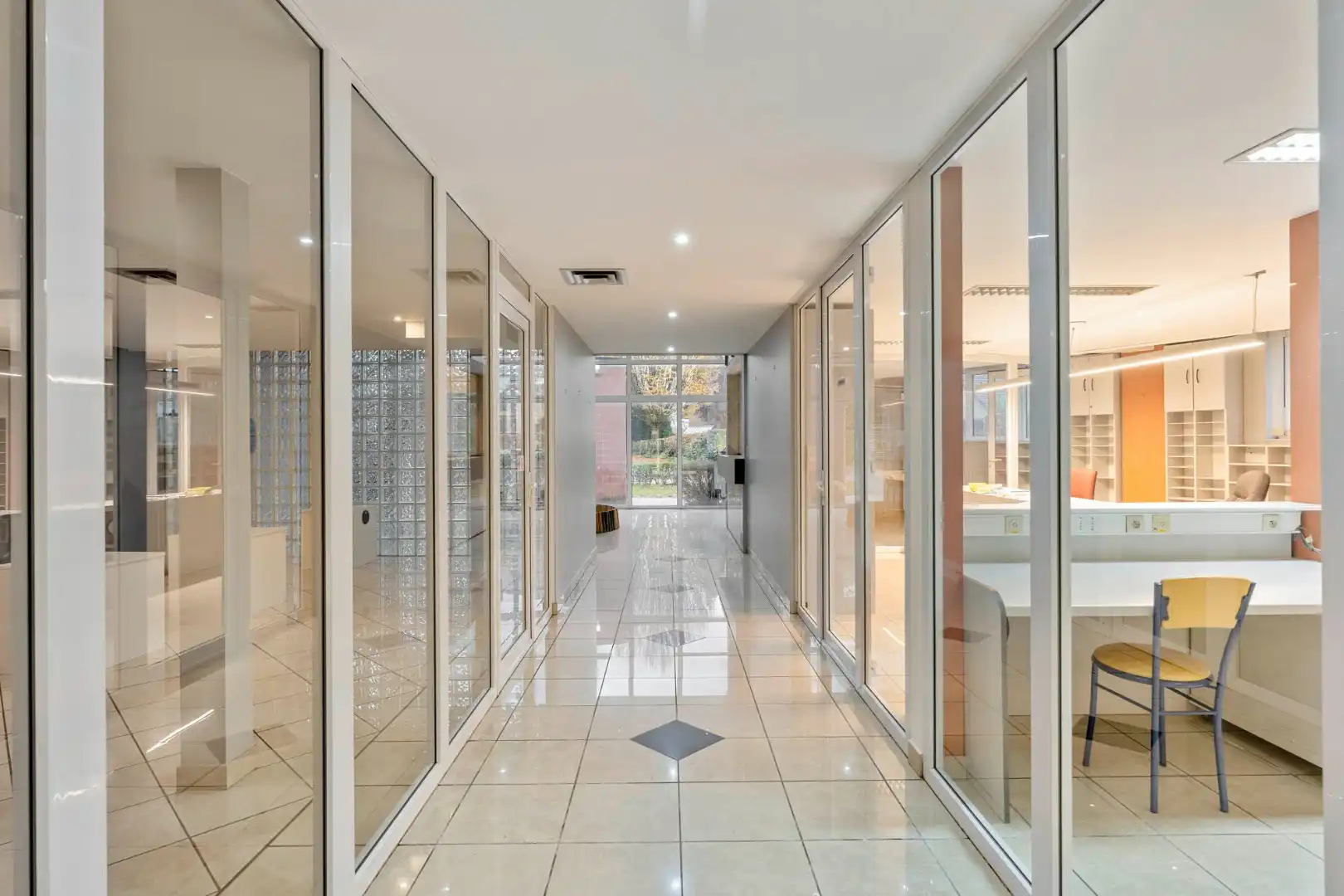 Bedrijfsgebouw met kantoren, magazijnen en woonst - groot 2580 m² foto 5