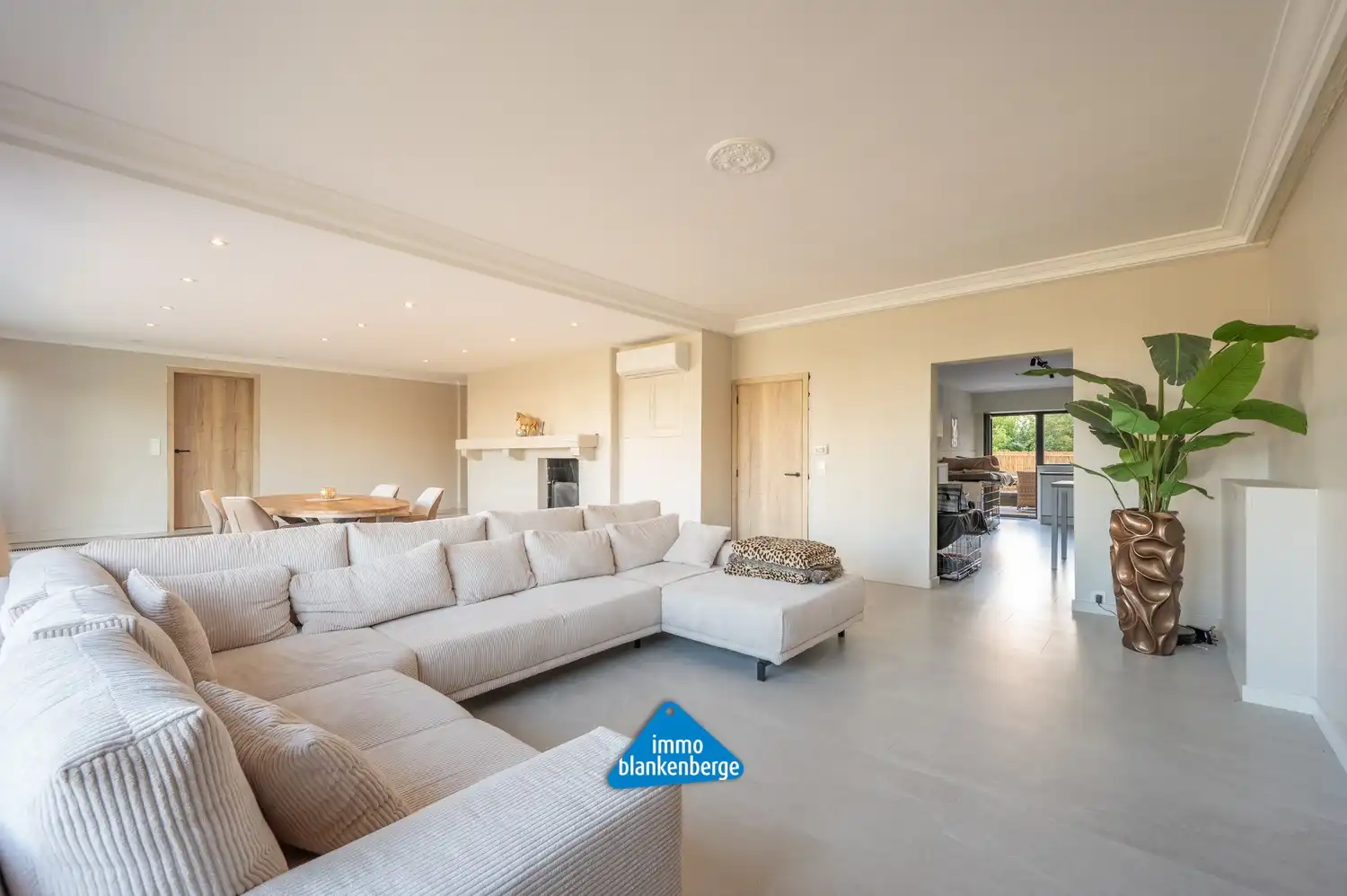 Zeer Ruim en Stijlvol gerenoveerd appartement van 232m² op een toplocatie vlak bij het strand. foto {{pictureIndex}}