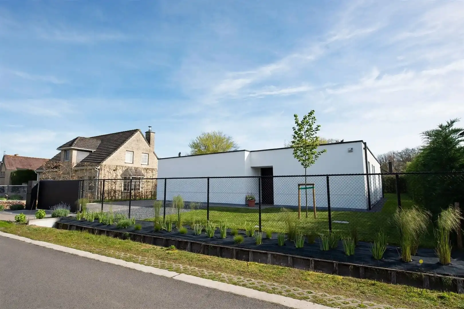 Knappe GELIJKVLOERSE villa + bijgebouw te Halle! foto {{pictureIndex}}