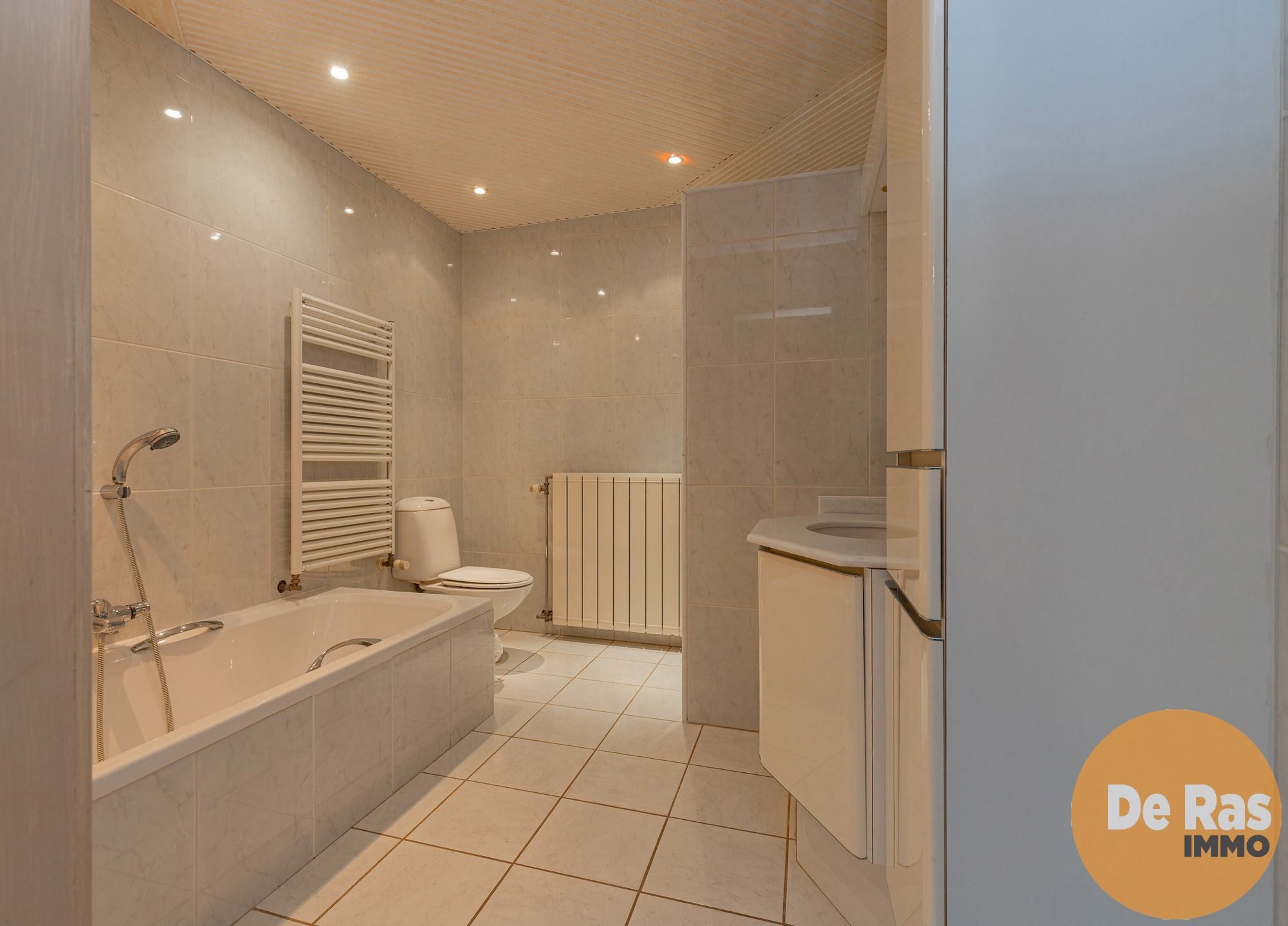 HERZELE - Degelijke 3-gevelwoning met tuin foto 14