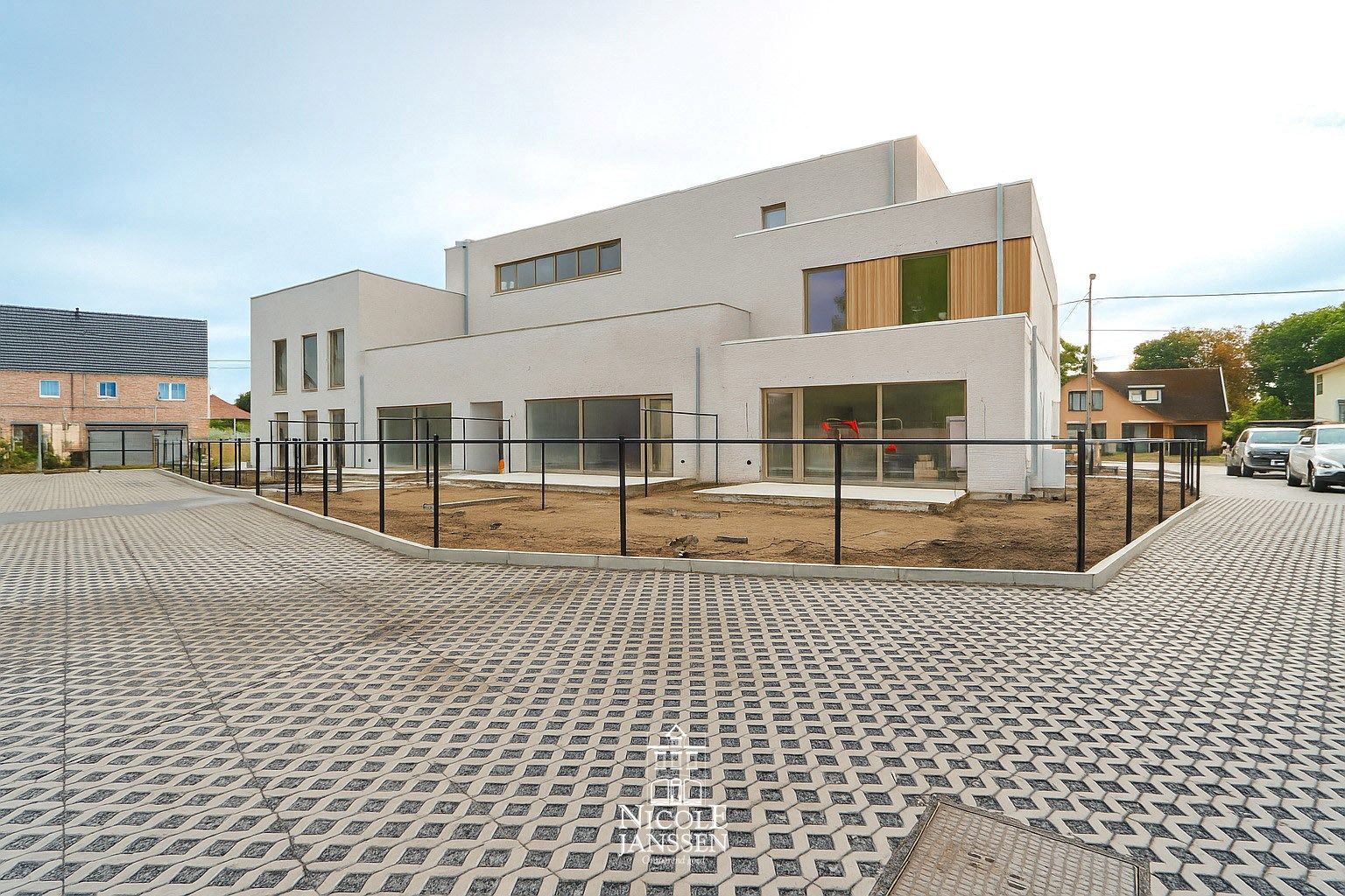 Gelijkvloers nieuwbouwappartement met tuintje en  twee autostandplaatsen foto 2