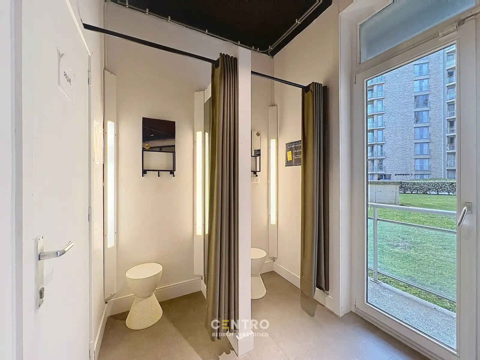 Instapklare commerciële ruimte van ca. 300 m². Uitstekend gelegen met veel passage en zichtbaarheid, ideaal voor retail of showroomconcepten ! foto 13