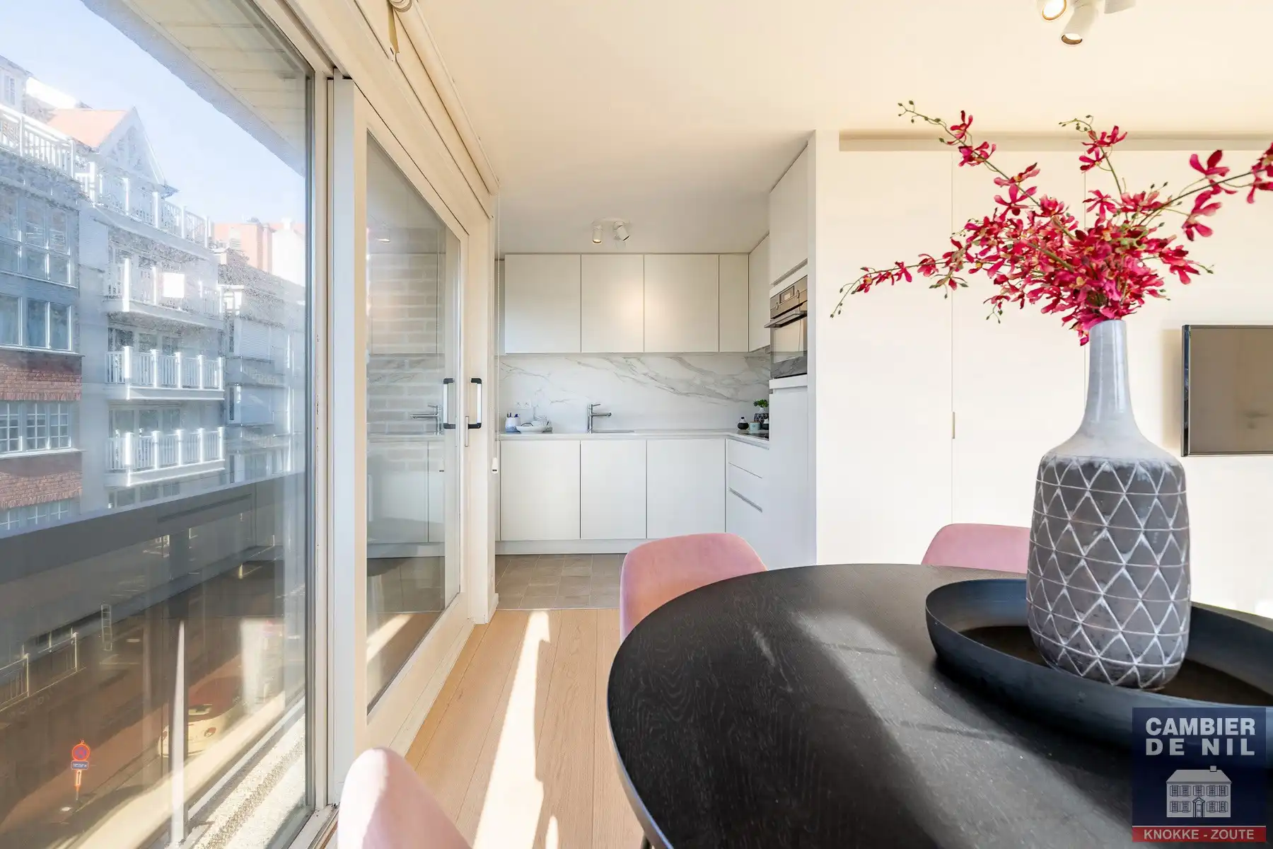 Gerenoveerd en gemeubeld appartement op toplocatie - Open zicht foto 5