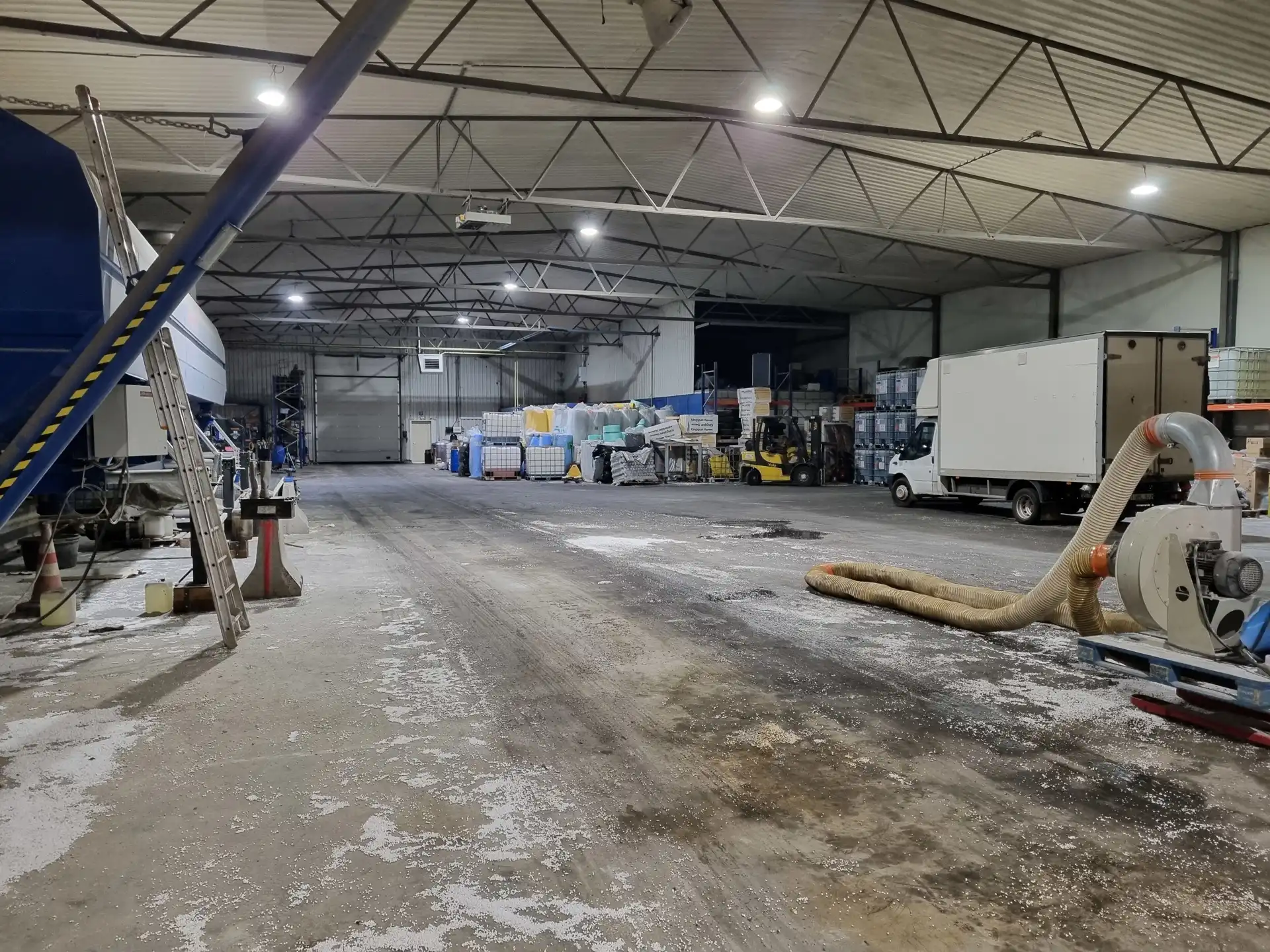 TE HUUR: BEDRIJFSGEBOUW VAN 1420M² foto 4