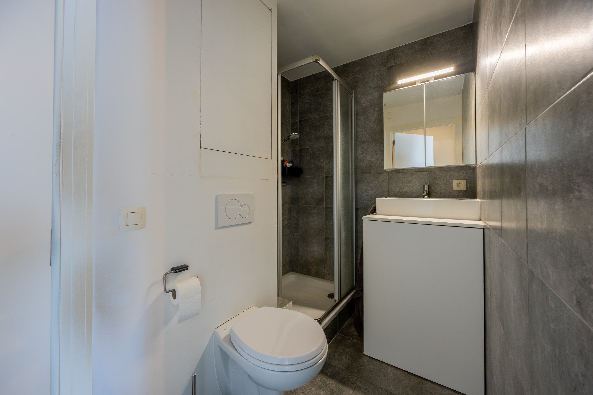 Lichtrijk & gerenoveerd appartement foto 8