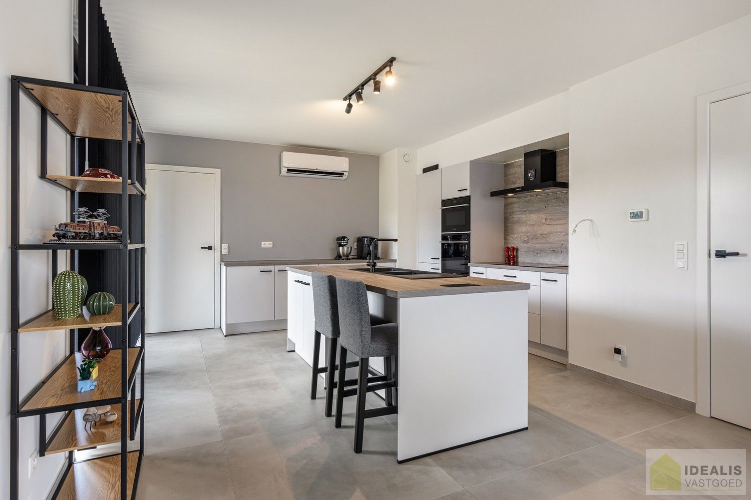 PRACHTIGE NIEUWBOUWWONING (2% REGISTRATIERECHTEN MOGELIJK!) MET EEN HEERLIJK LICHTRIJKE WOONKAMER MET OPEN KEUKEN, RUIME BERGING, BUREEL, 3 SLAAPKAMERS, RUIME DRESSING EN RUIME BADKAMER VOORZIEN VAN ALLE COMFORT! EEN HEERLIJK RUIM HUIS MET EEN NAAR WENS AAN TE LEGGEN TUIN, OP EEN GEGEERDE LOCATIE NABIJ HET CENTRUM VAN PEER! foto 9