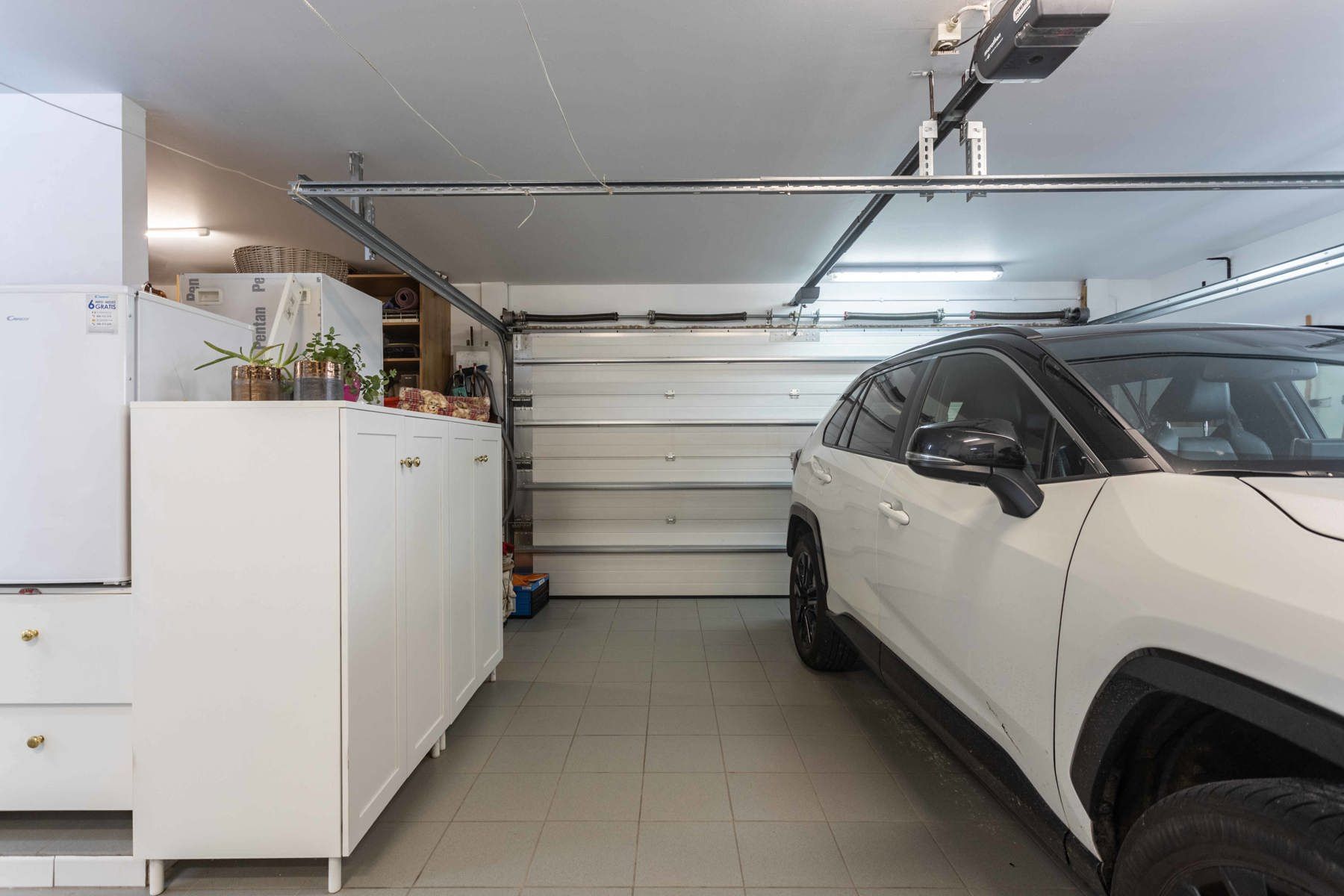 Instapklaar woning met 4 slpk, tuin + dub. garage foto 20