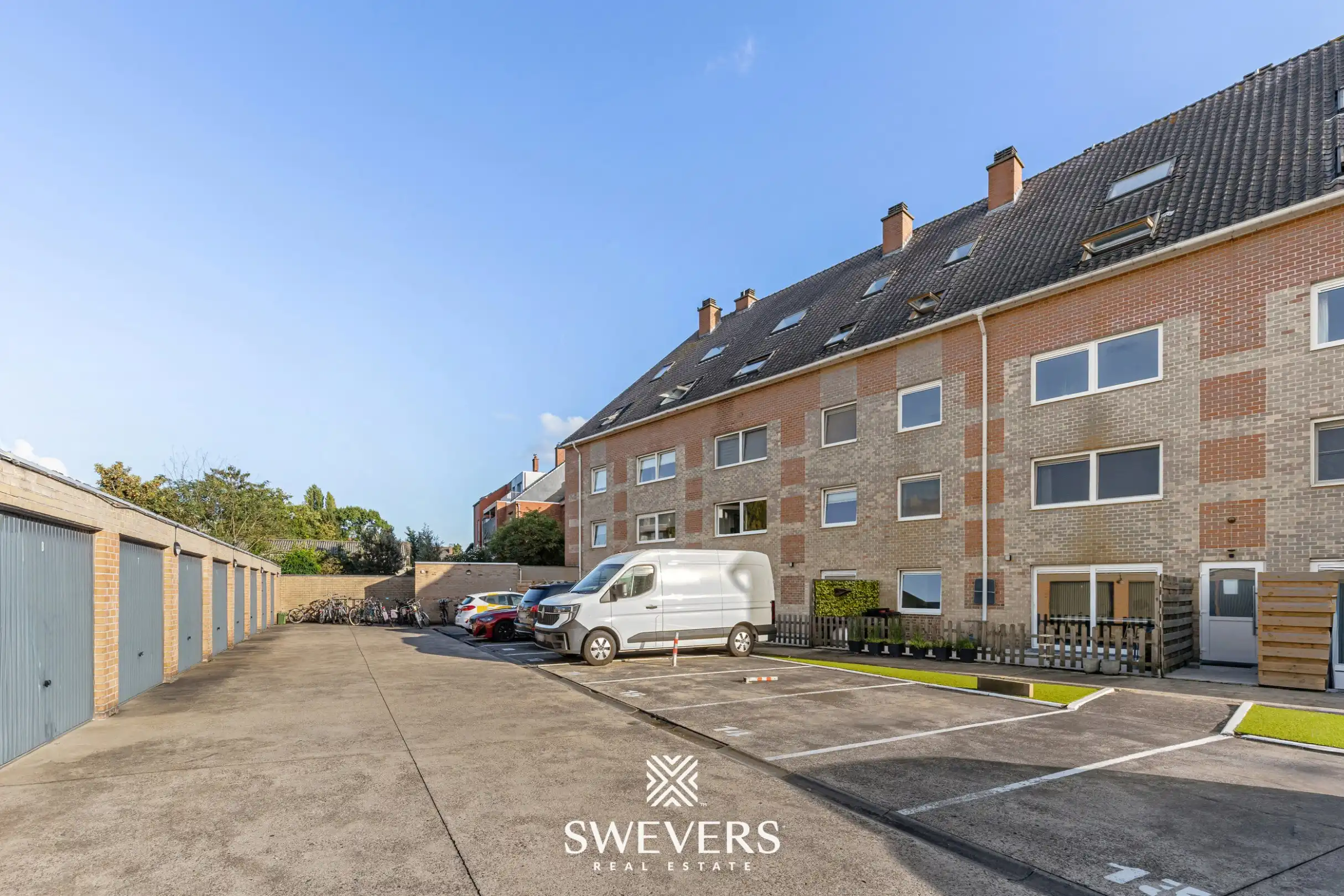 Uitstekend gelegen en volledig gerenoveerd appartement met staanplaats foto 17