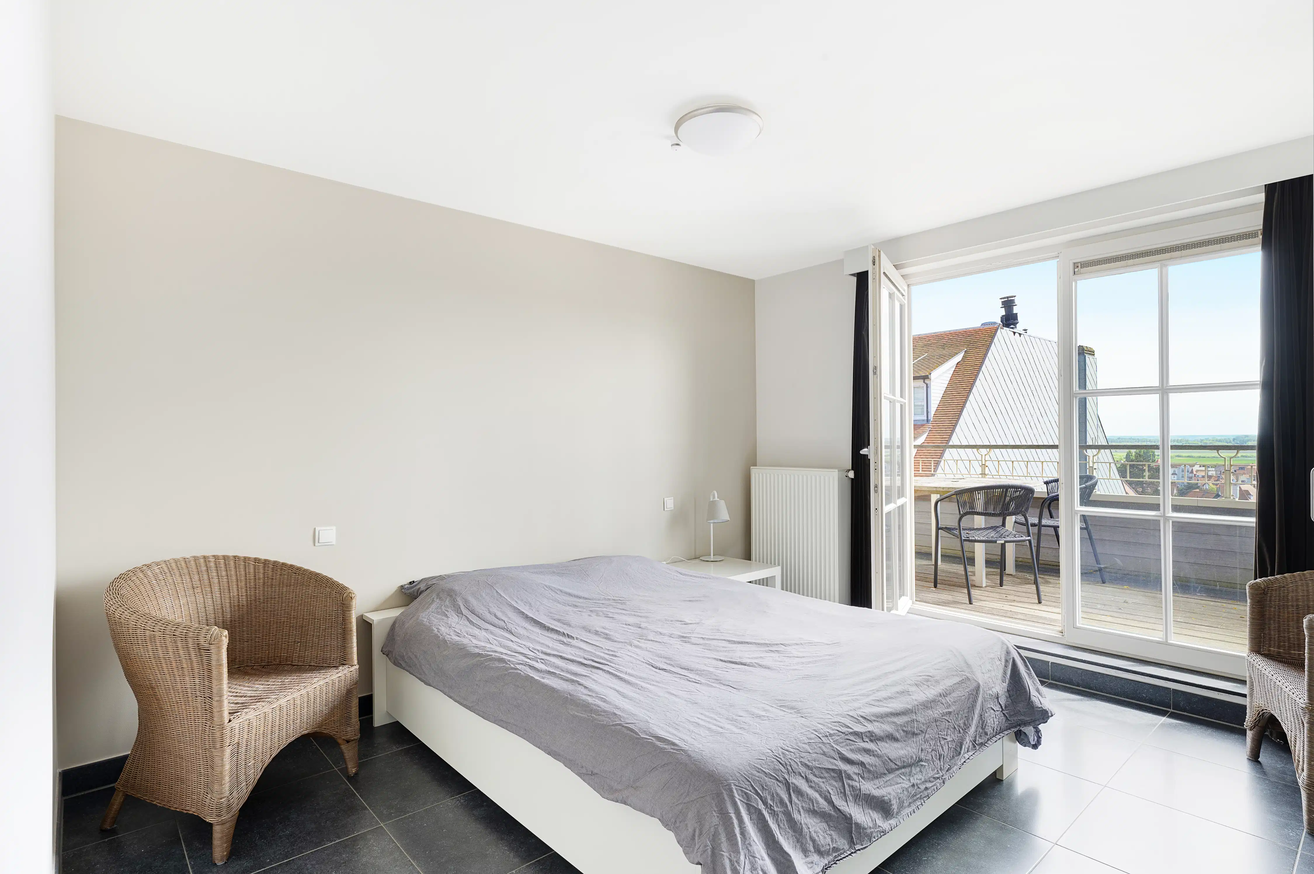Ruim Duplex appartement op enkele passen van de Zeedijk te Duinbergen foto 17