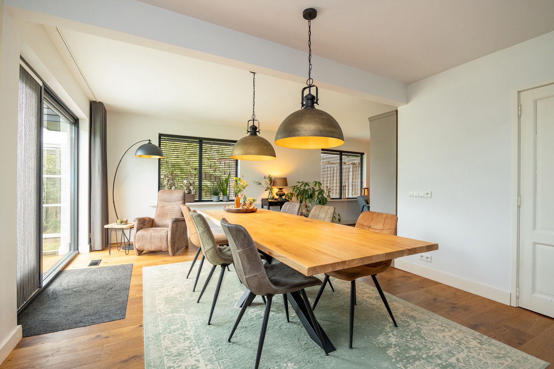 Gerenoveerde gezinswoning met zonrijke tuin op ca 1.081 m². foto 15