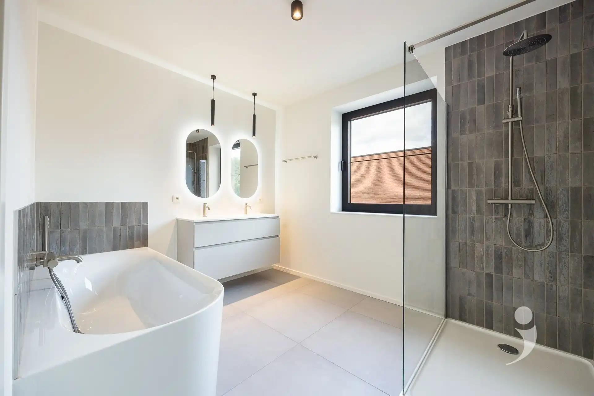 Nieuwbouwwoning met 4 slaapkamers en twee badkamers! foto 21
