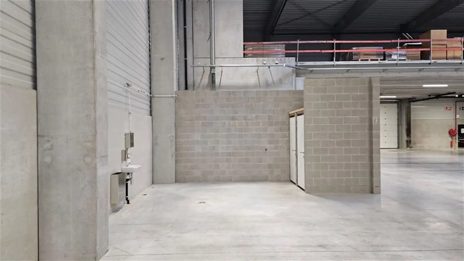 Magazijn met laad- en loskades vlakbij de E17 foto 8