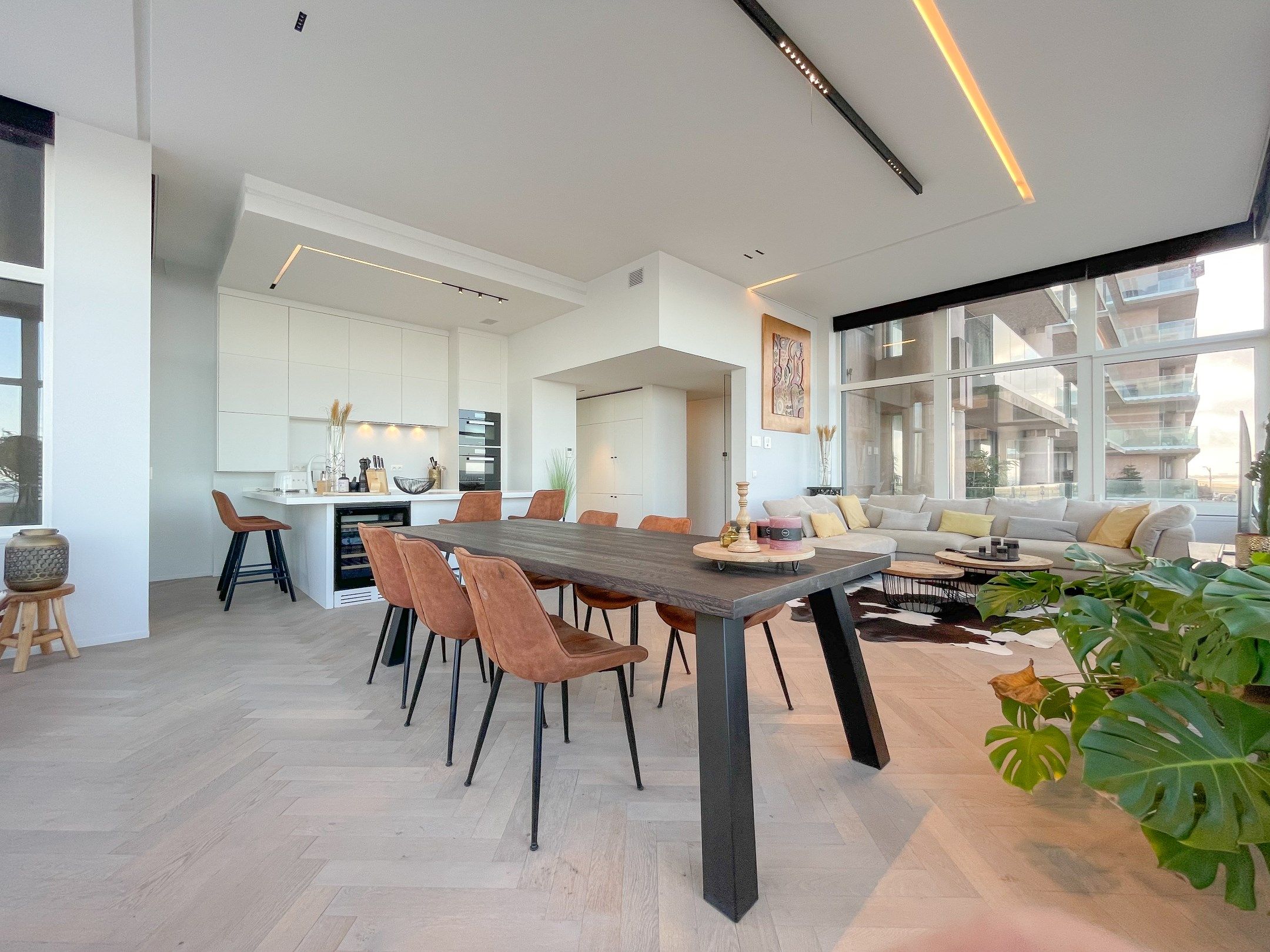 Uitzonderlijk, luxueus afgewerkt hoekappartement met frontaal zeezicht. foto 5