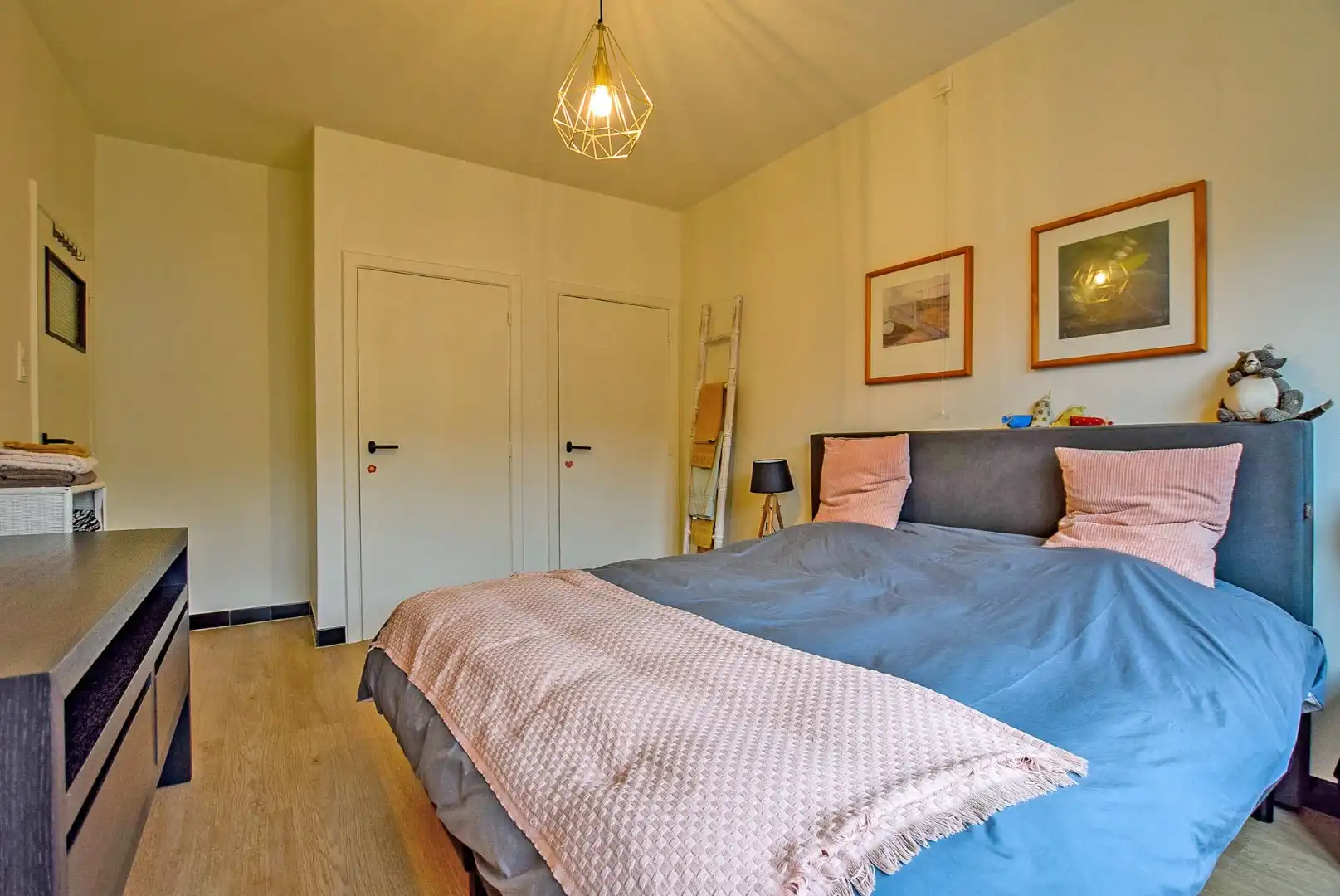 Gerenoveerd en gemeubeld 2-slaapkamerappartement gelegen in de winkelstraat van Nieuwpoort-Bad. foto 8