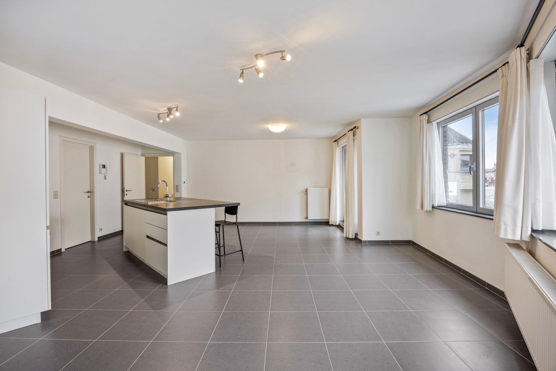 Instapklaar appartement met 2 kamers, staanplaats en terras foto 5