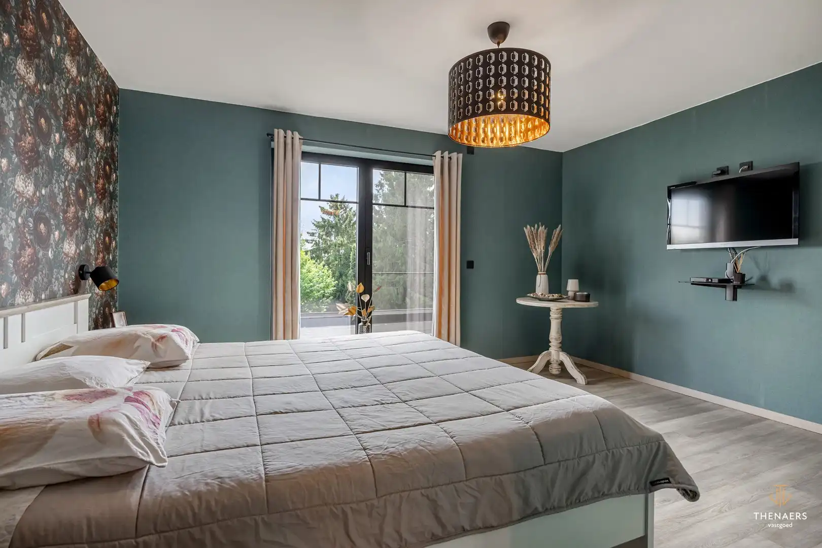 Exclusieve en bijzonder energiezuinige woning met 332 m² woonoppervlakte, vier autostaanplaatsen en verwarmd zwembad. foto 36