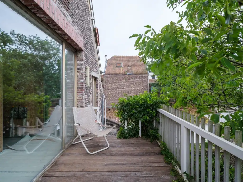 Uniek vastgoed! Exclusieve en creatieve site met twee kantoorruimtes, een polyvalent handelspand, een short-staystudio en een bijzonder architecturale split-levelwoning met ruime tuin, op een boogscheut van het stadscentrum. foto 21