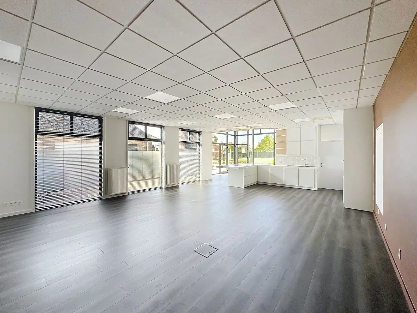 Instapklaar lichtrijk GERENOVEERD pand met mooie open kantoor/praktijkruimte en 4 aparte burelen/consultatieruimtes. foto 15