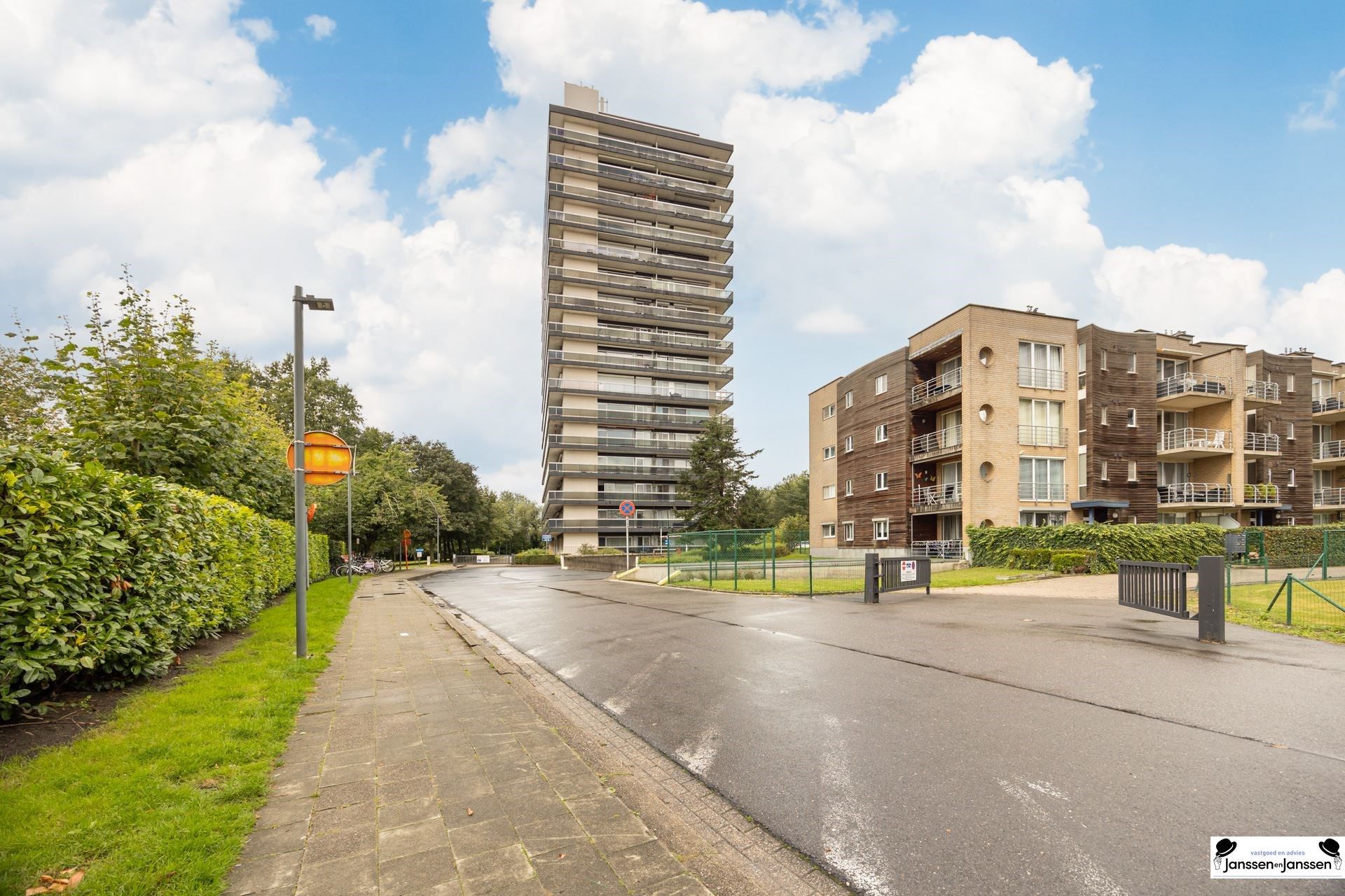 Verhuurde studio met prachtig uitzicht op de 14e verdieping in Merksem foto 3