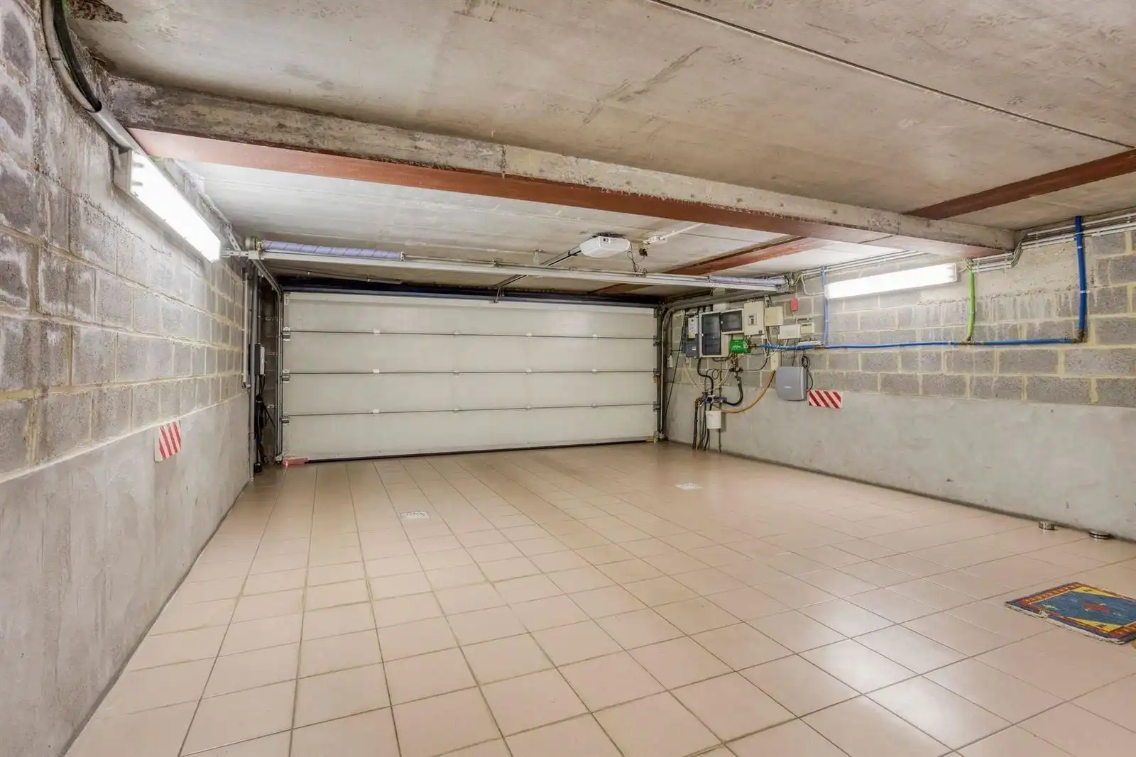 Commerciele ruimte met parking ,woning 5 slaapkamers en tuin  foto 27