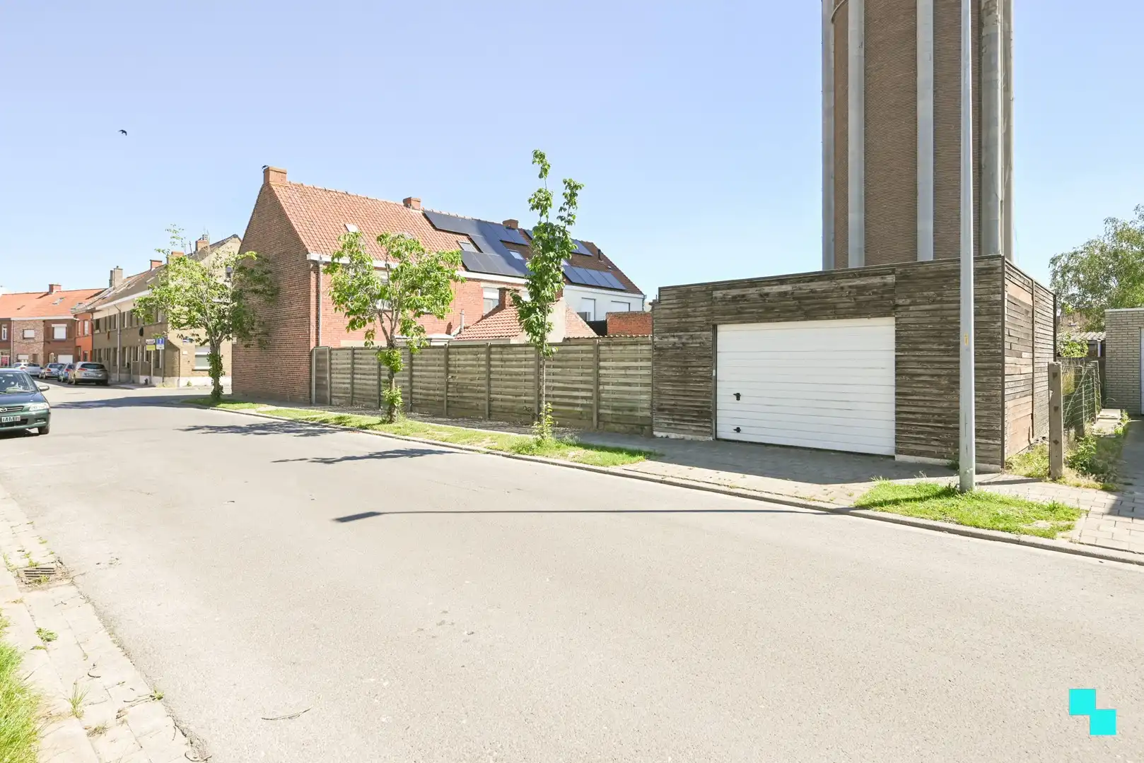 Te renoveren halfopen bebouwing met garage foto 3