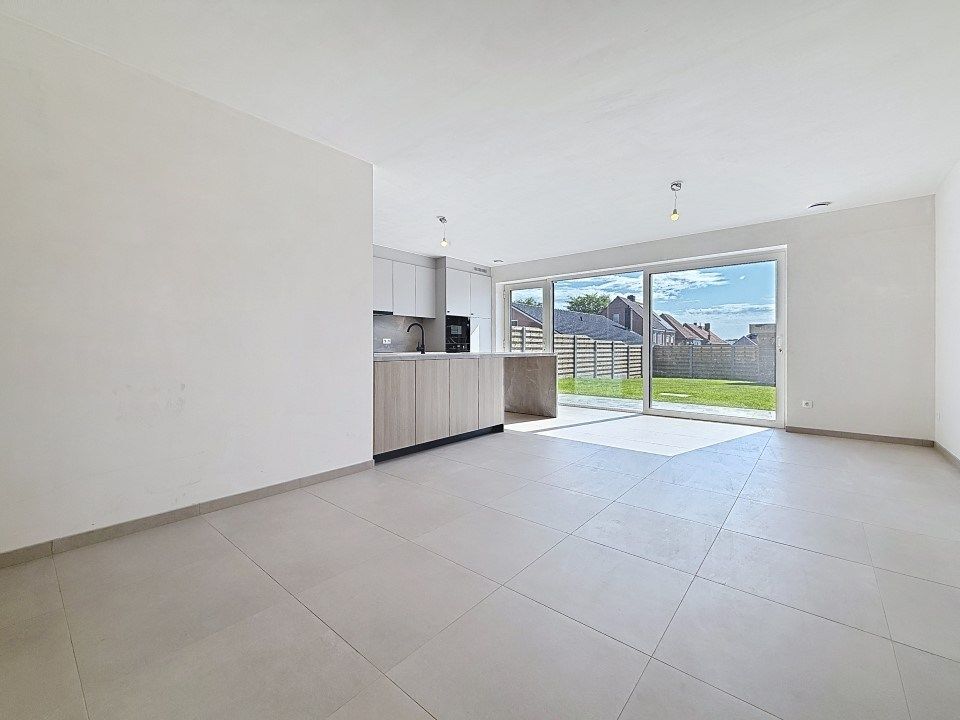 Prachtige half-open nieuwbouwwoning met carport in het centrum van Westrozebeke foto 2