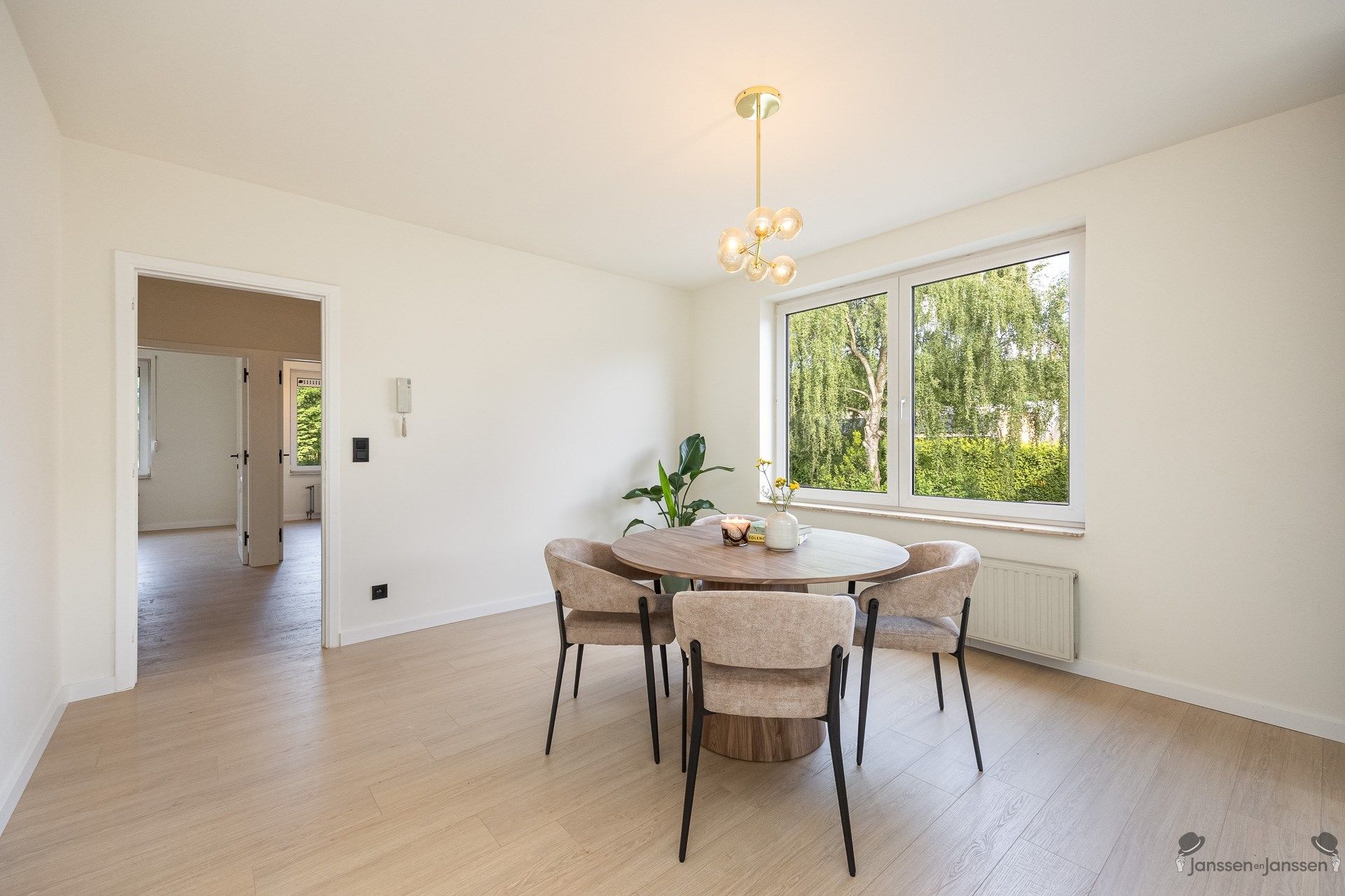 Gerenoveerd appartement met 2 slk op rustige locatie in Schoten foto 4