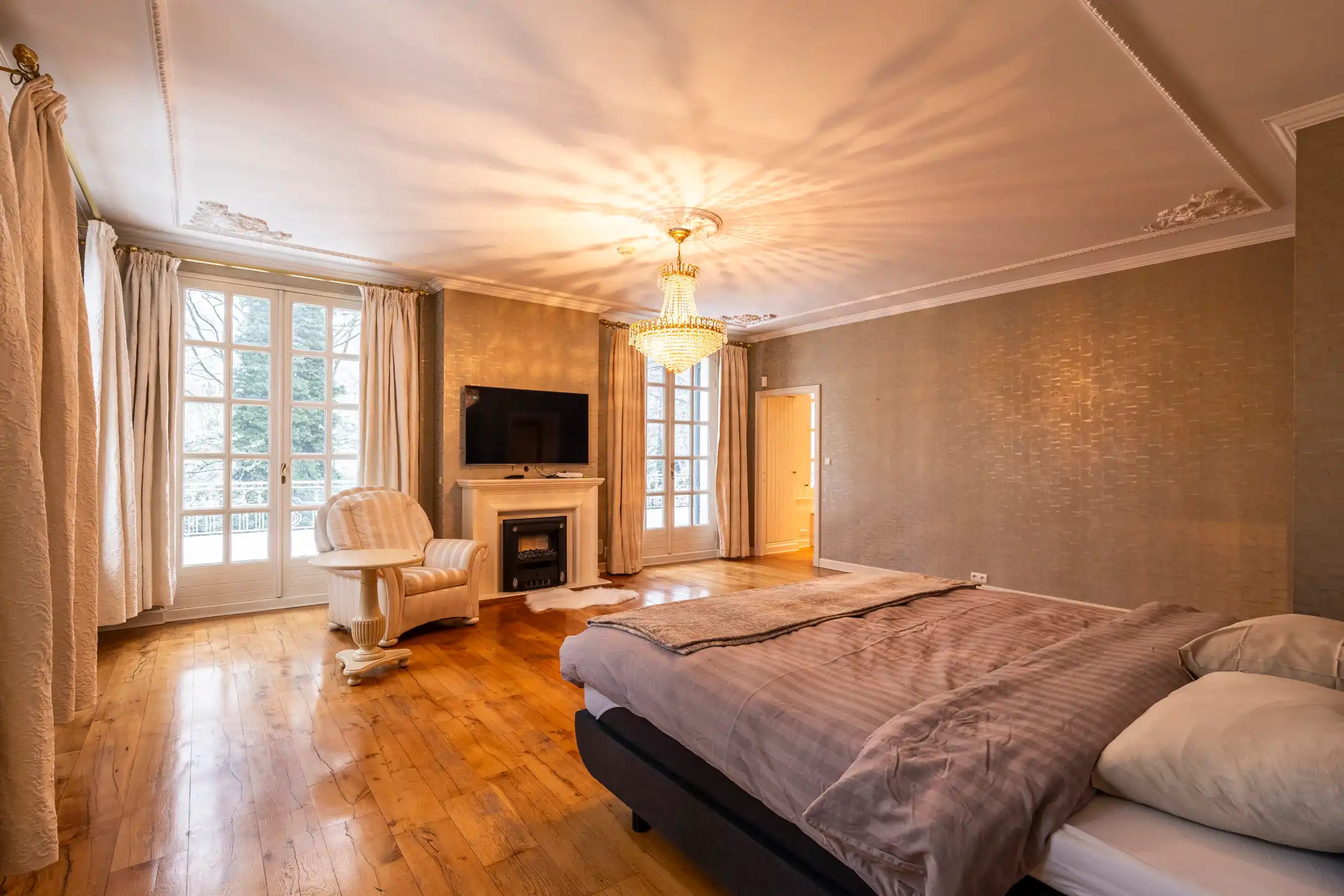 Villa met binnenzwembad en conciërgerie op riant perceel foto 15