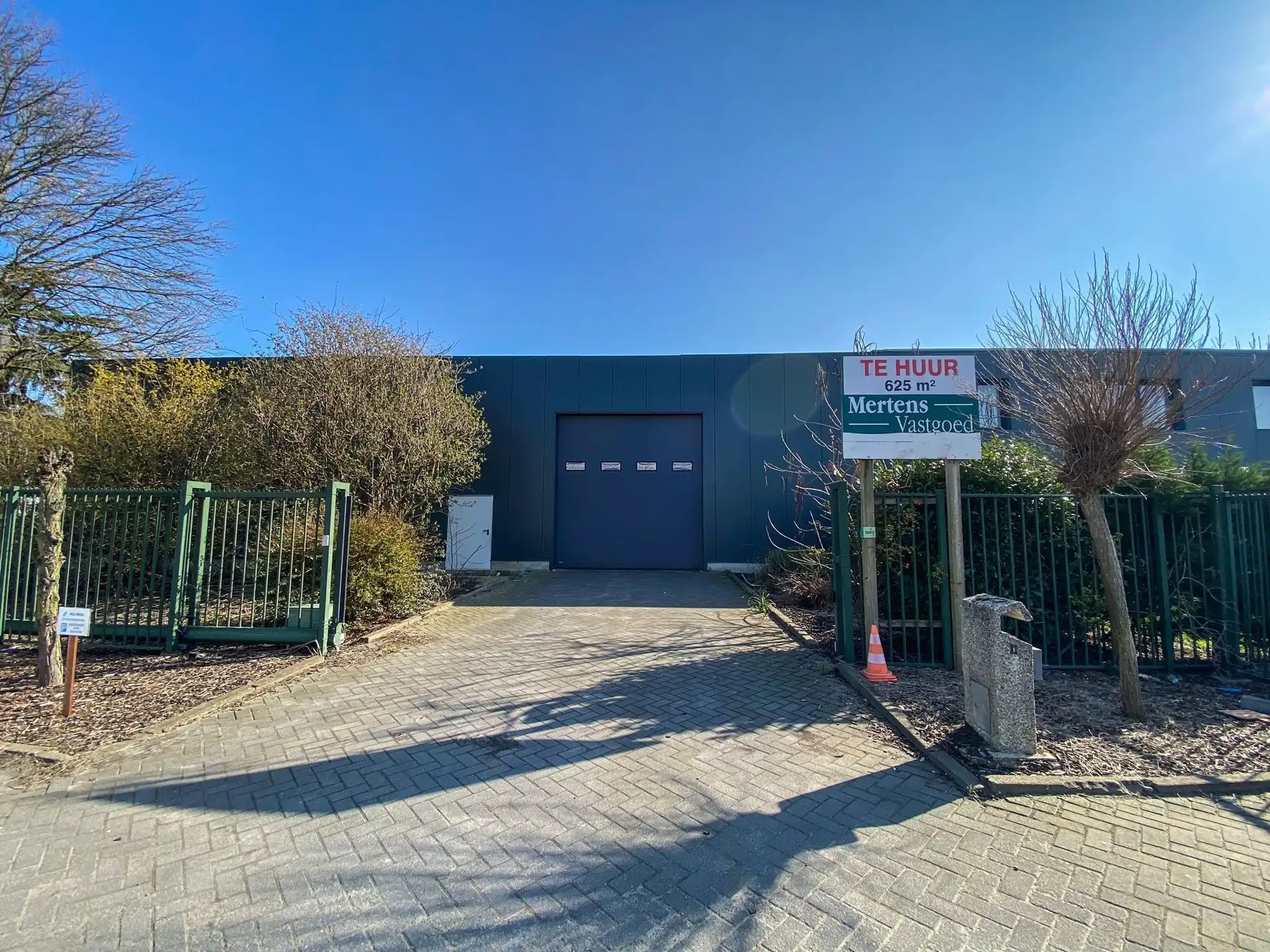 TE HUUR Magazijnruimte met kantoor in Verrebroek foto {{pictureIndex}}