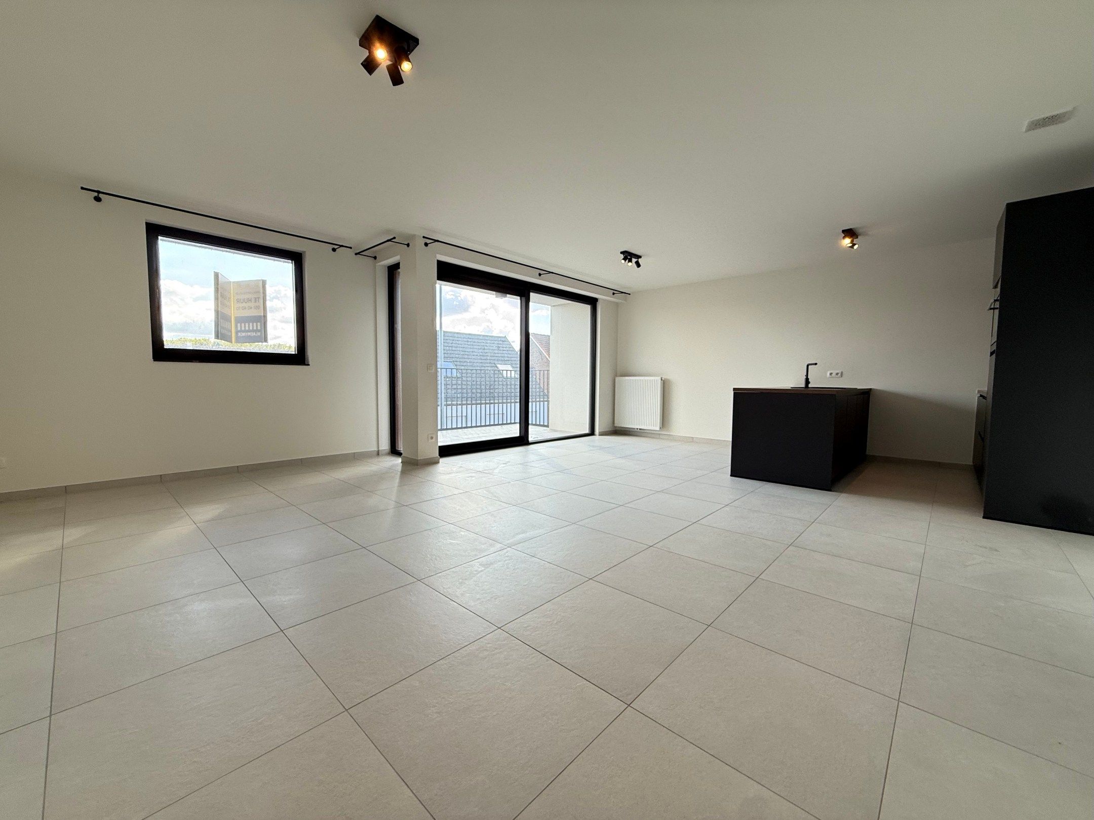 Hedendaags nieuwbouwappartement met 2 slaapkamers en terras op centrale ligging in Ooigem. foto 2