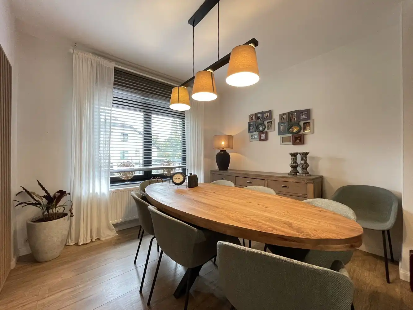 Verrassend ruime en volledig gerenoveerde woning met 3 slaapkamers en tuin foto 3