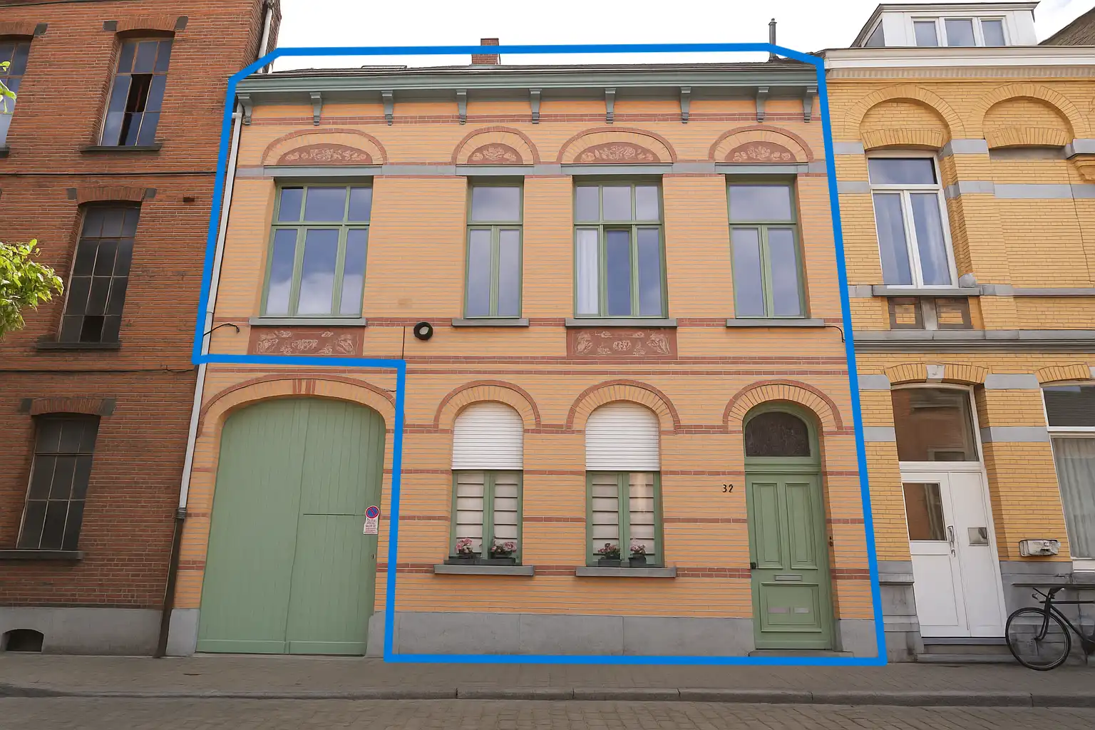 Opbrengsteigendom in karaktervolle herenwoning – centrum Sint-Niklaas foto {{pictureIndex}}