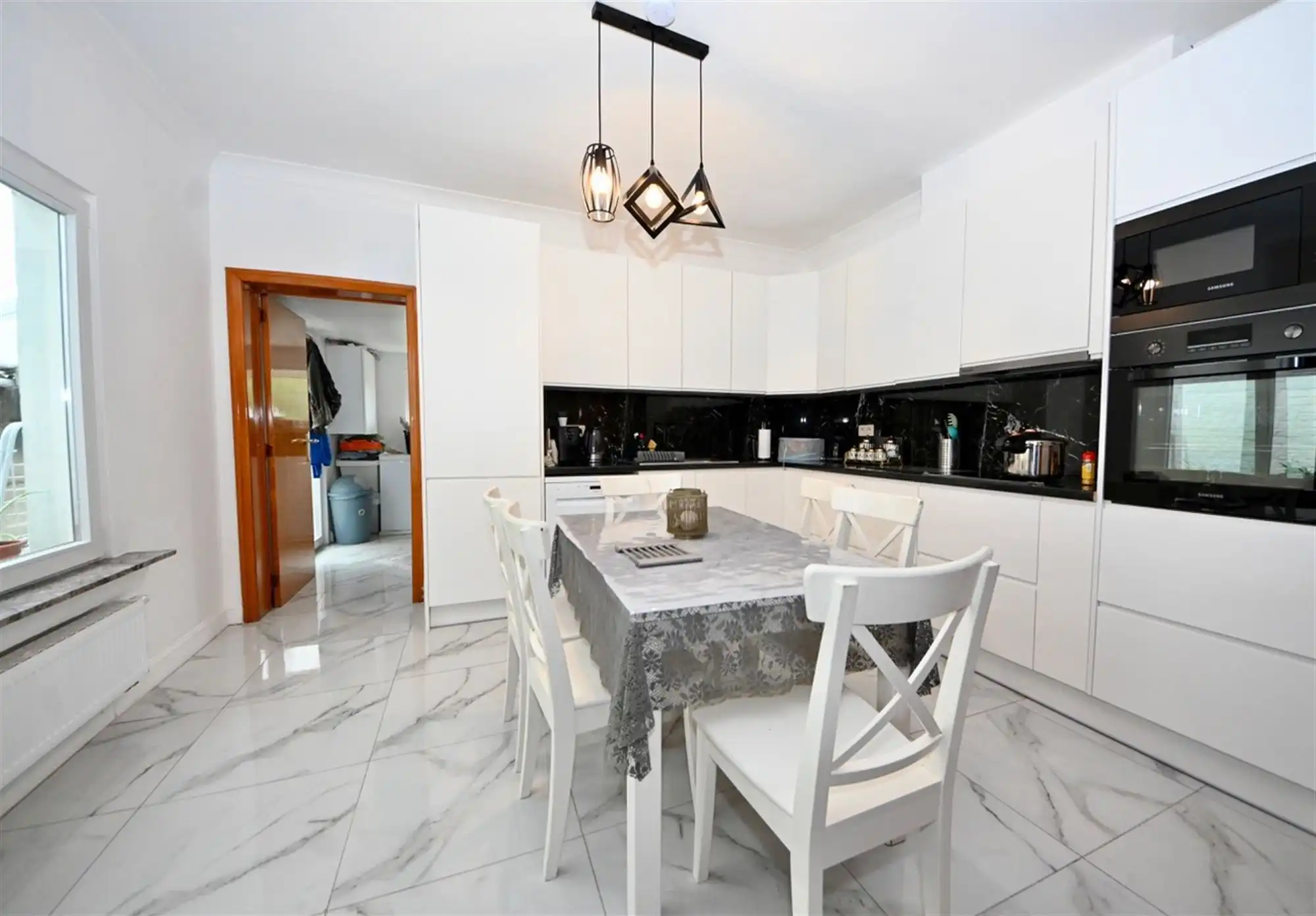 Gerenoveerde woning met 4 slaapkamers en tuin.  foto 8