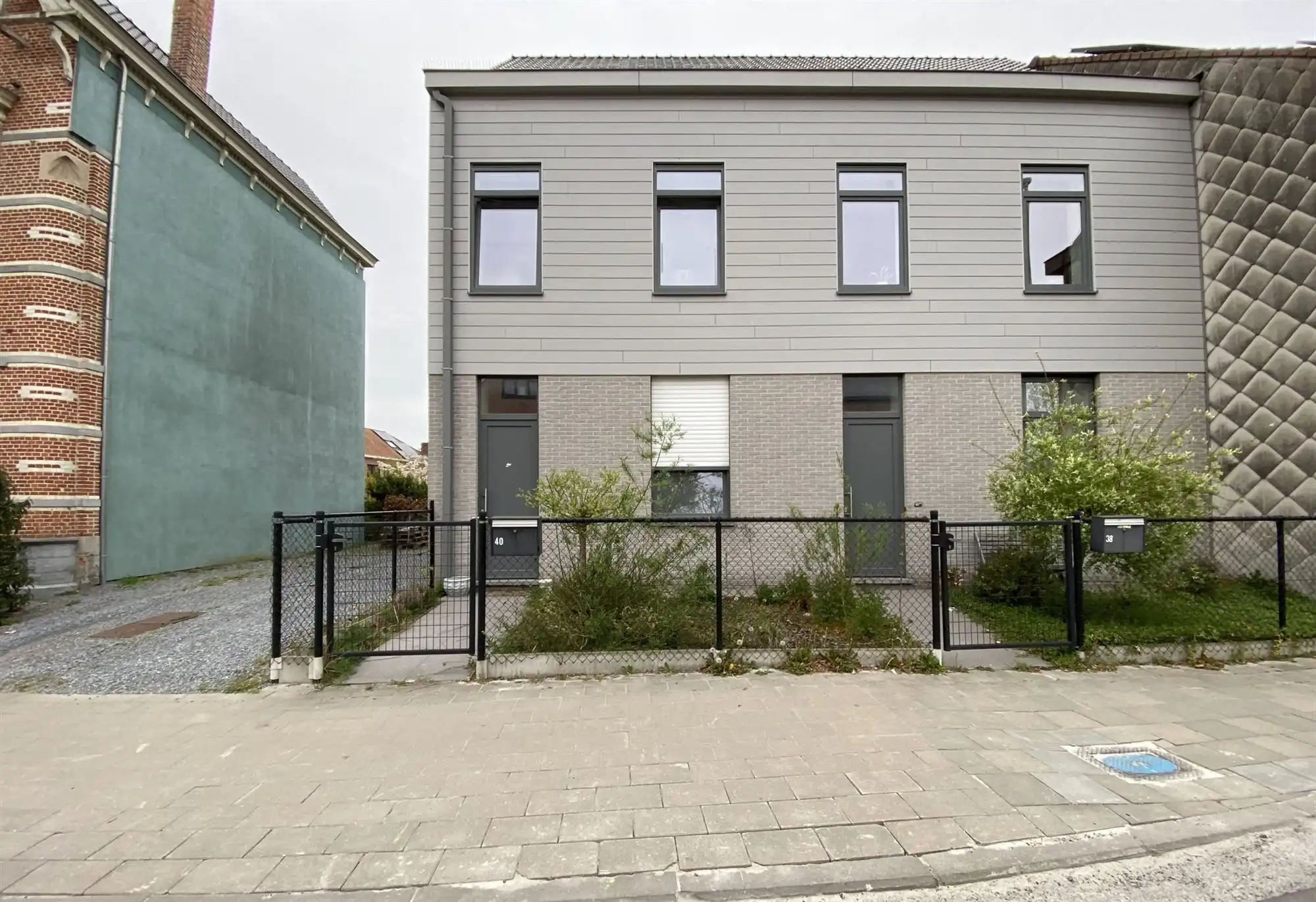 Ruime halfopen bebouwing  met 4 slaapkamers en garage foto {{pictureIndex}}