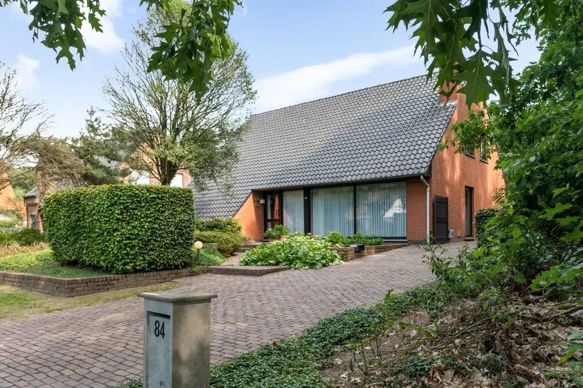 Ruime gezinswoning op 1135 m² met mogelijkheid tot 5 slaapkamers vlakbij het centrum van Zoersel. foto {{pictureIndex}}