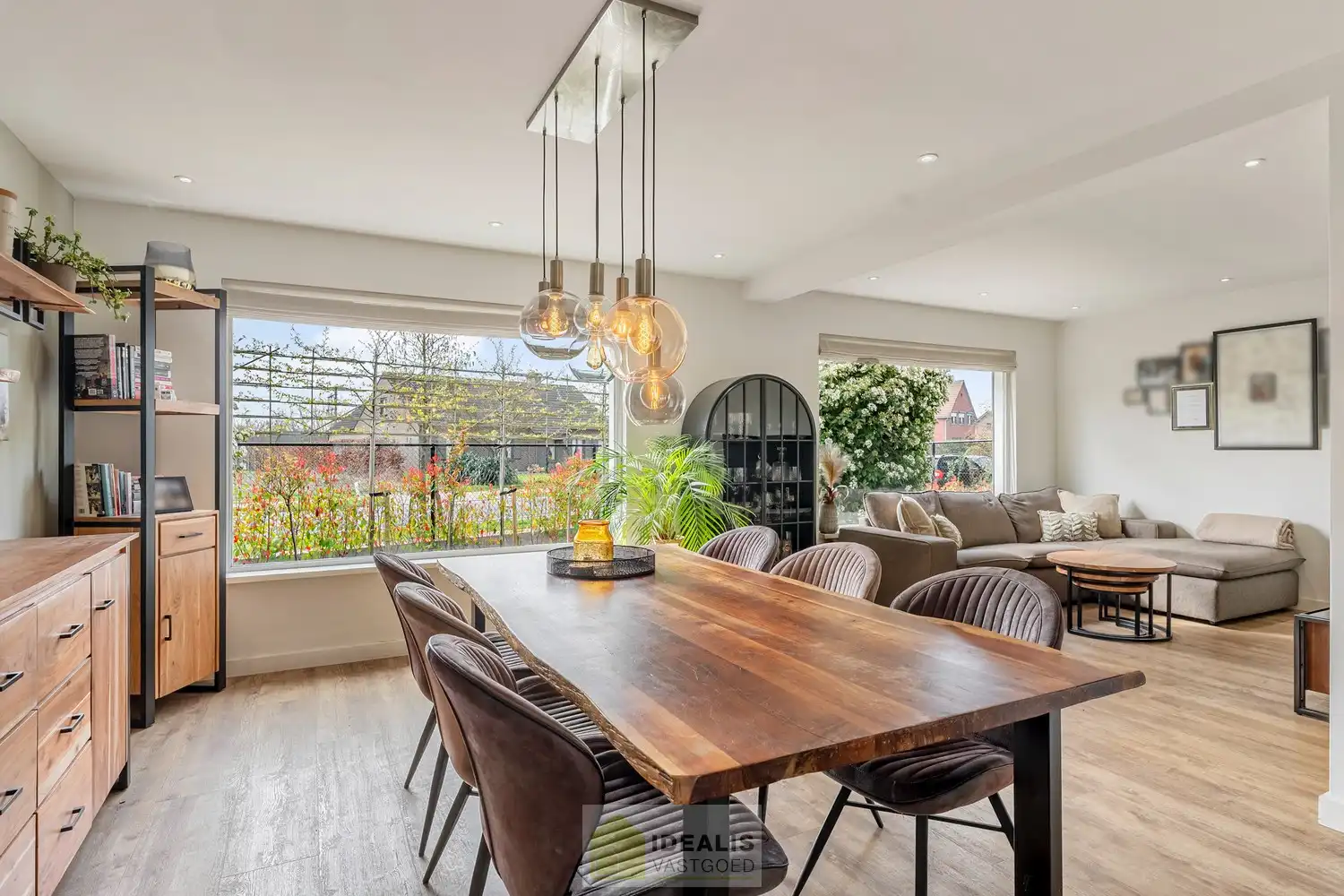 Recent gerenoveerde en perfect onderhouden eengezinswoning met lichtrijke leefruimte, praktisch uitgeruste keuken, 3 slaapkamers, knappe badkamer en knap bijgebouw! foto 13