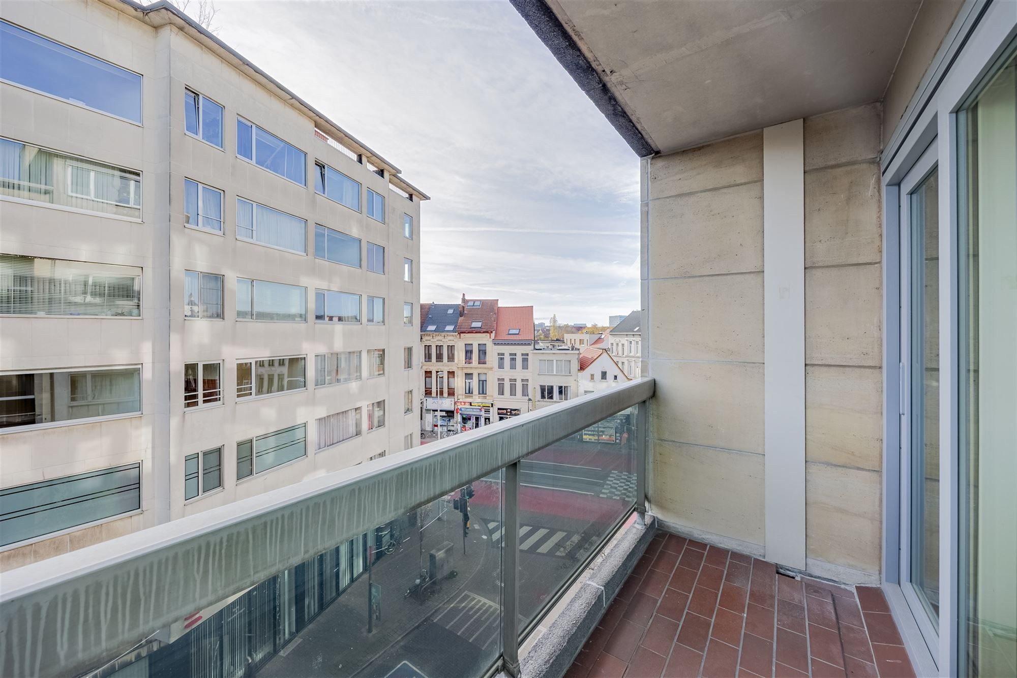 Gerenoveerd appartement met 2 slaapkamers en terras foto 3