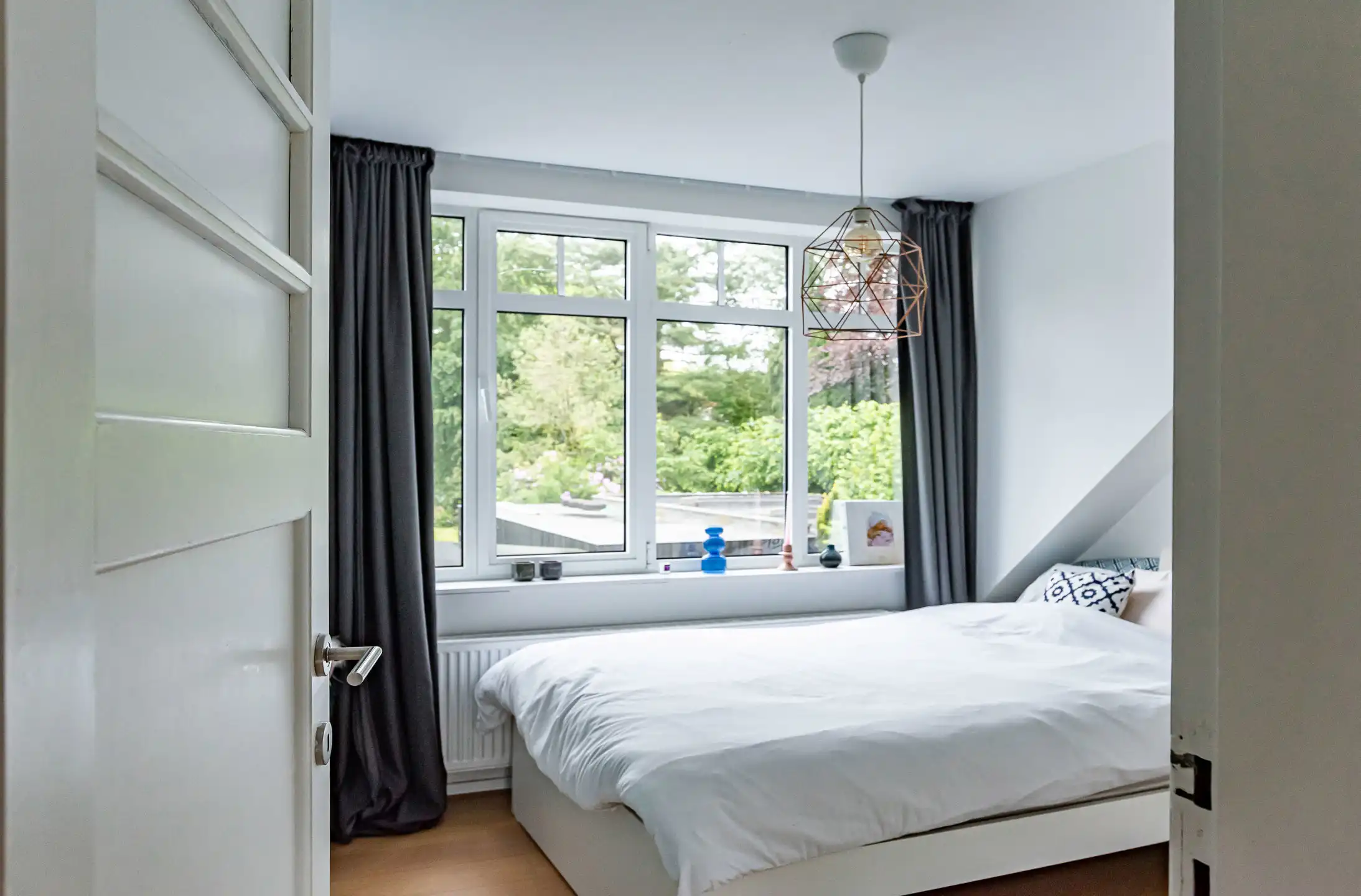 Prachtig gerenoveerde halfopen woning op een mooi perceel foto 17