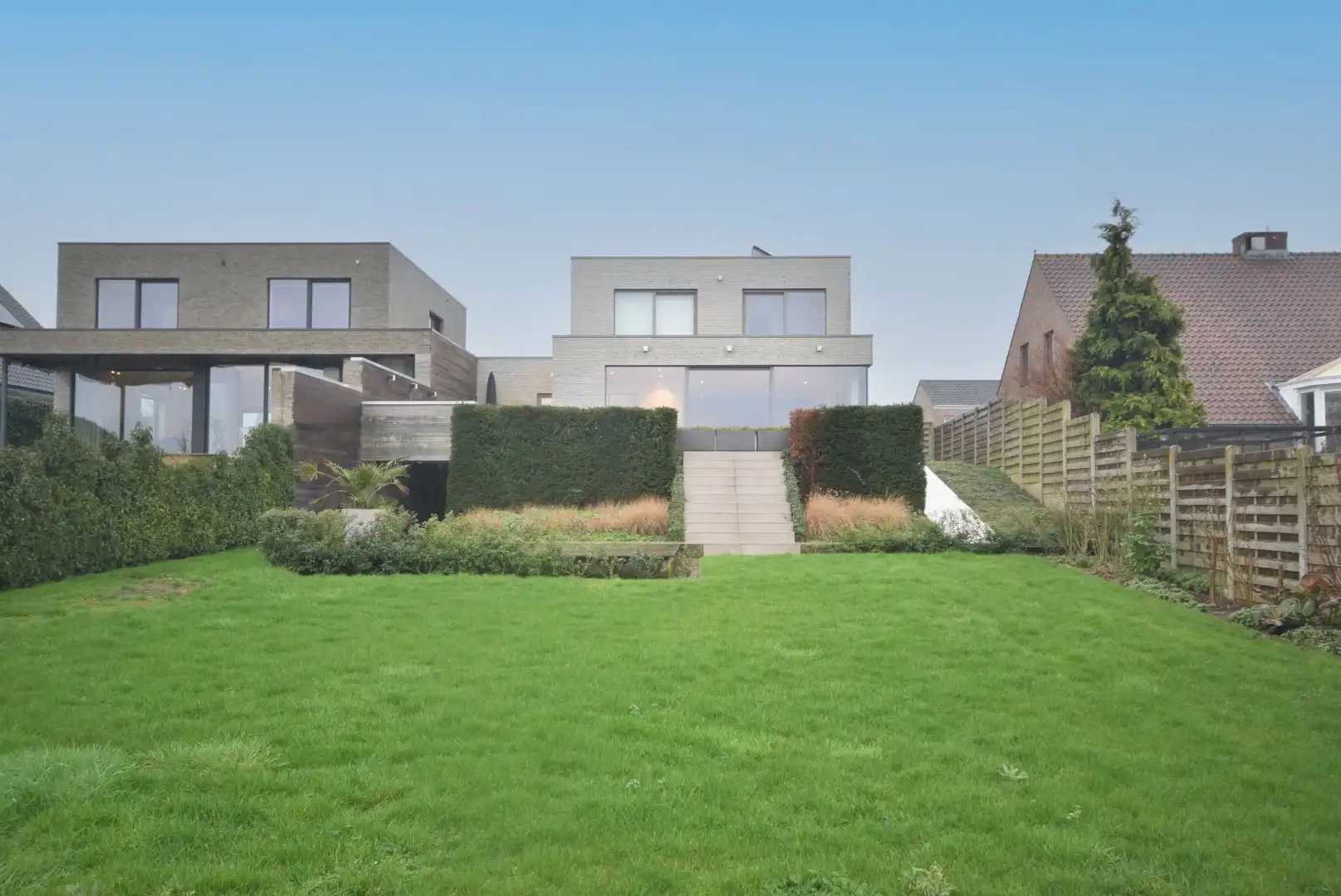 Ruime recente halfopen bebouwing met panoramisch verzicht foto 2