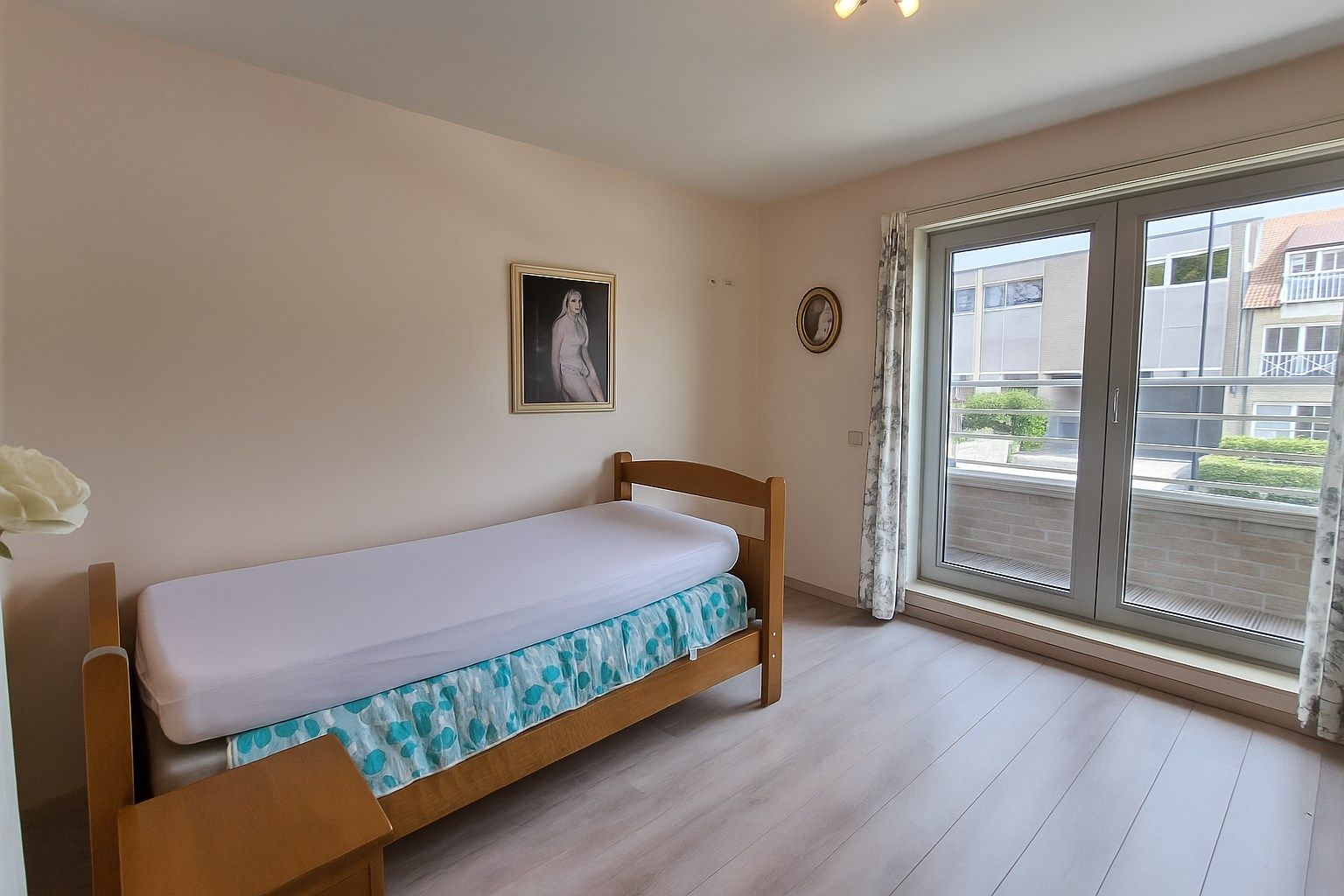INSTAPKLAAR APPARTEMENT MET 2 SLPKS | 2 TERRASSEN EN STAANPLAATS IN HARTJE KNESSELARE foto 7