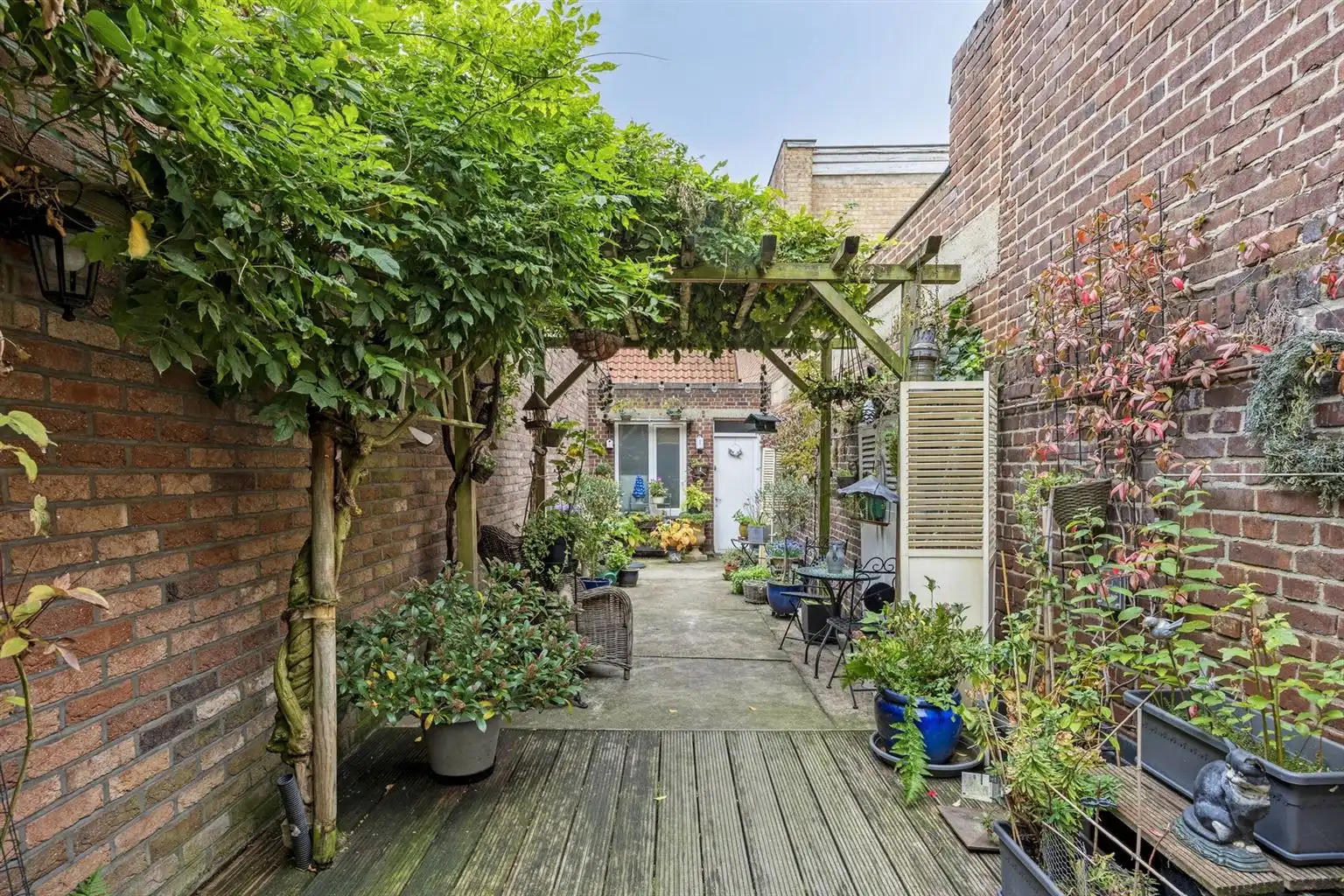 Prachtige karaktervolle stadswoning voorzien van 6 slaapkamers, ruime buitenkoer en vrijstaande garage in het centrum van Maaseik.  foto 32