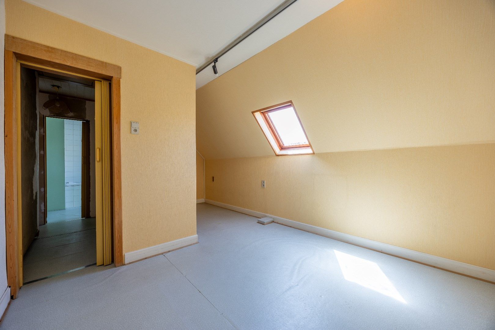 Te renoveren woning met uitweg en garage  foto 12