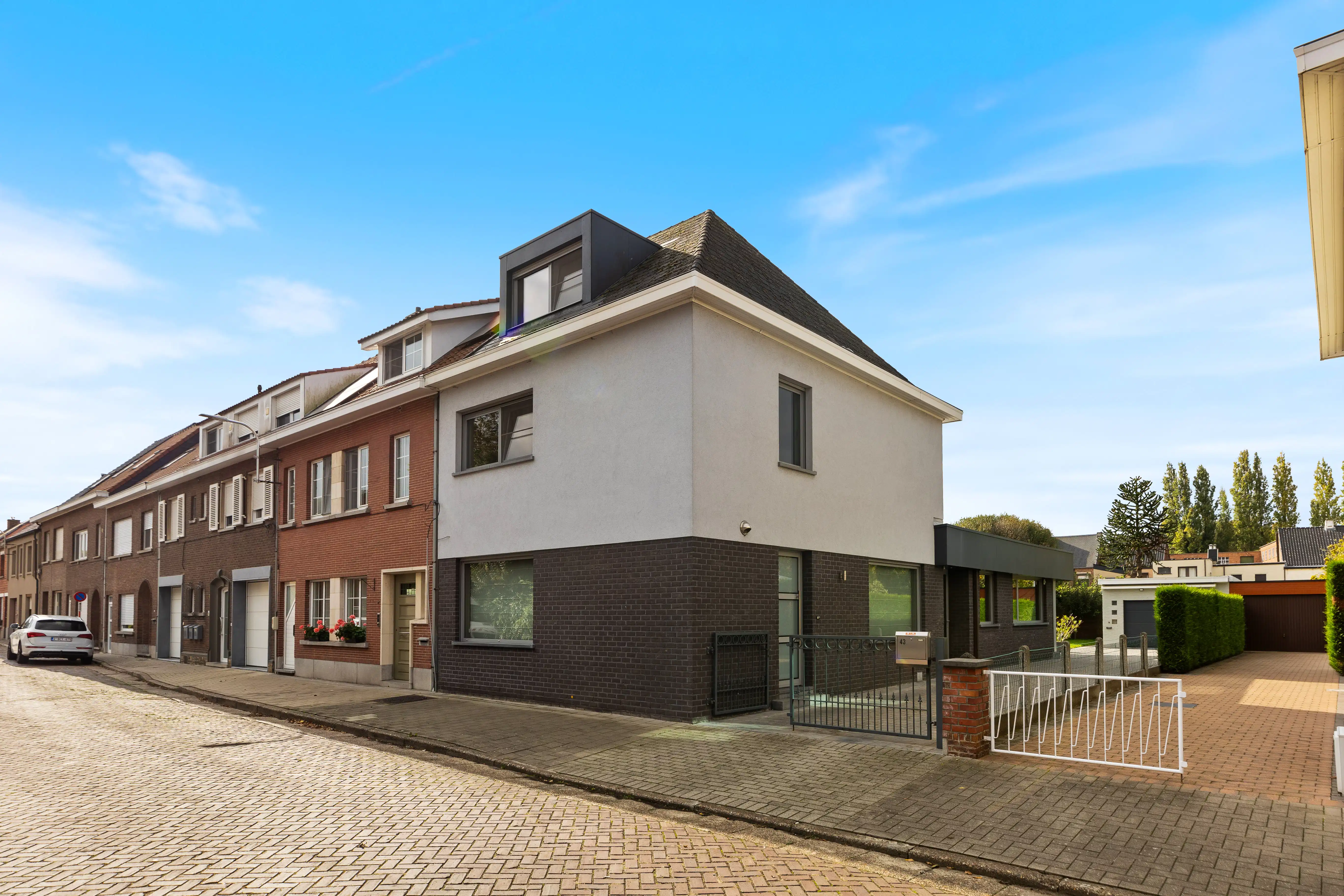 Instapklare, lichtrijke gezinswoning in centrum Zele foto {{pictureIndex}}