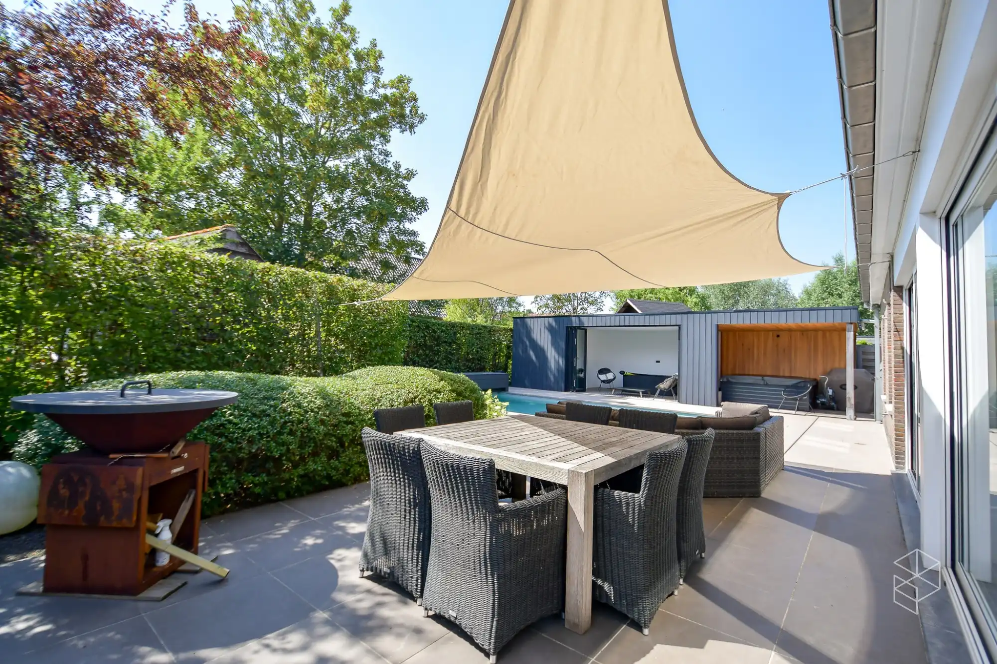 GROTE (254m²) instapklare gezinswoning met 4 slaapkamers, zwembad en poolhouse foto 4