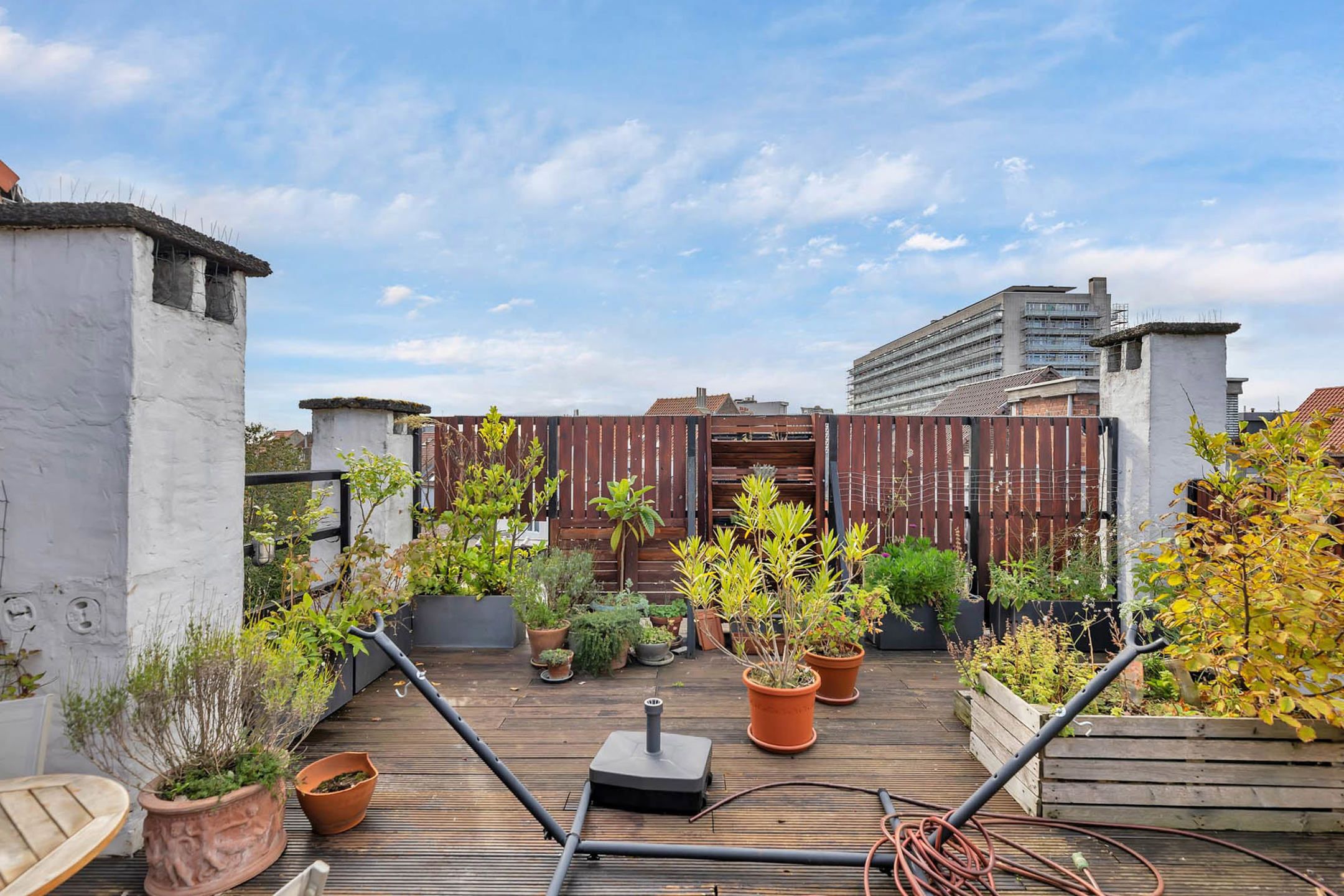 Instapklaar app. met groot terras van 40m² op goede ligging! foto {{pictureIndex}}