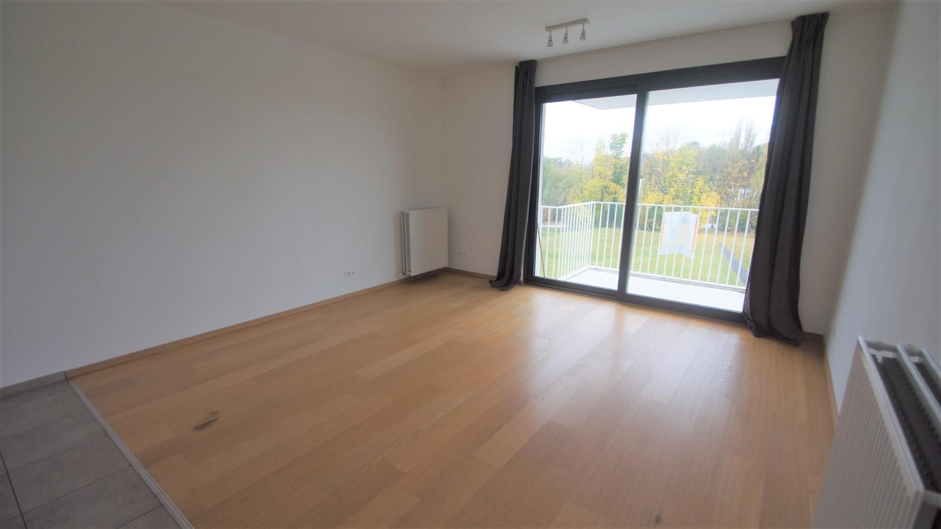 Ruim en recent 2 slpks-app. met terras en autostaanplaats foto 3