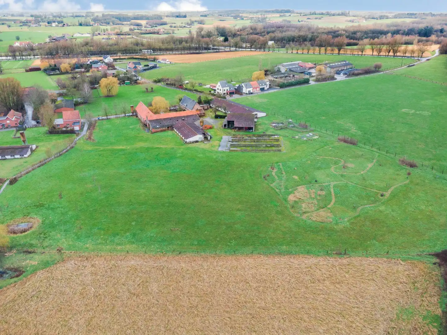 Hoofdfoto van de publicatie: Prachtige te renoveren hoeve op meer dan 2 hectare!