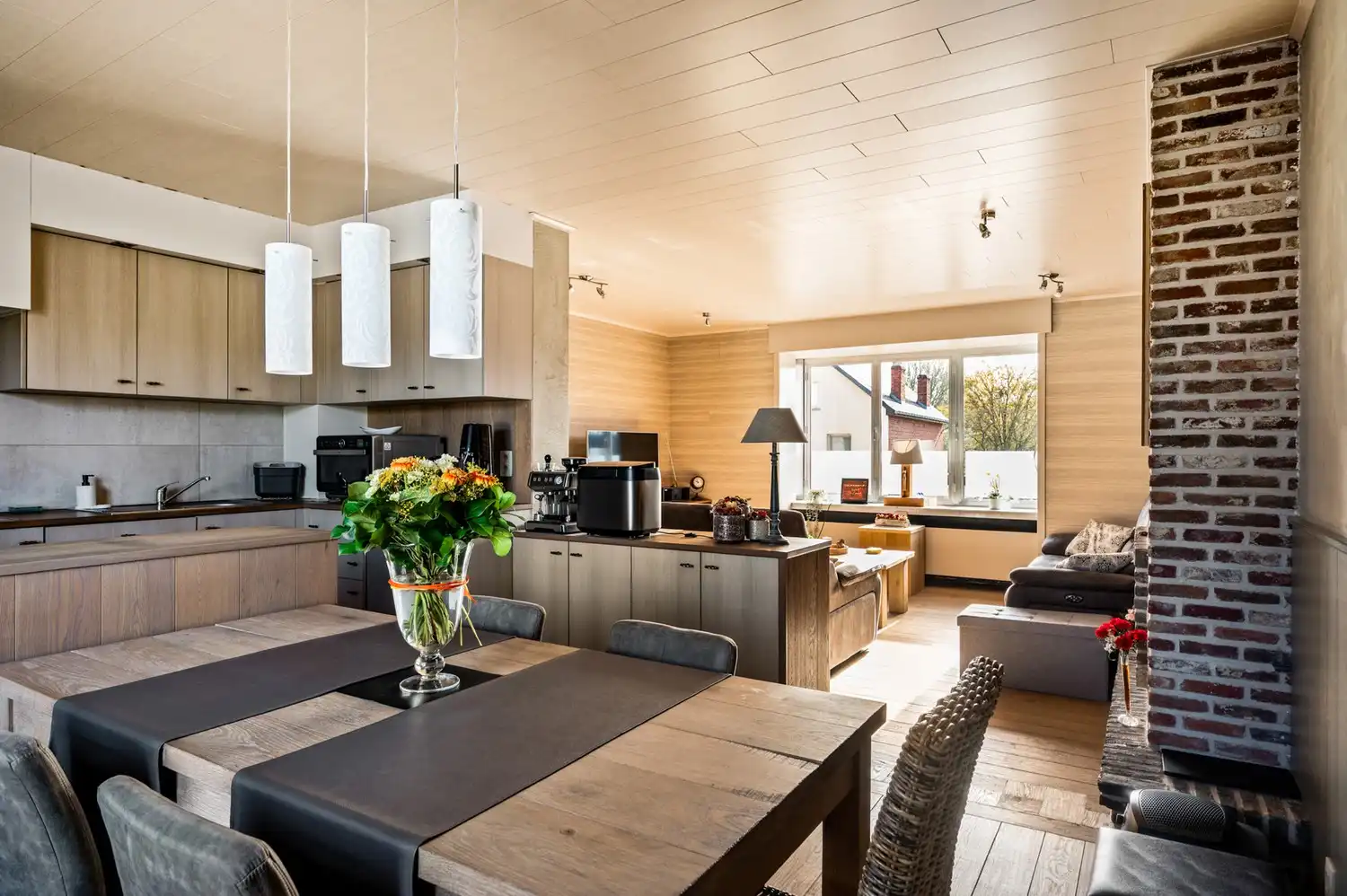 Woning met 2 slpkrs en bijgebouw met veel potentieel foto 2