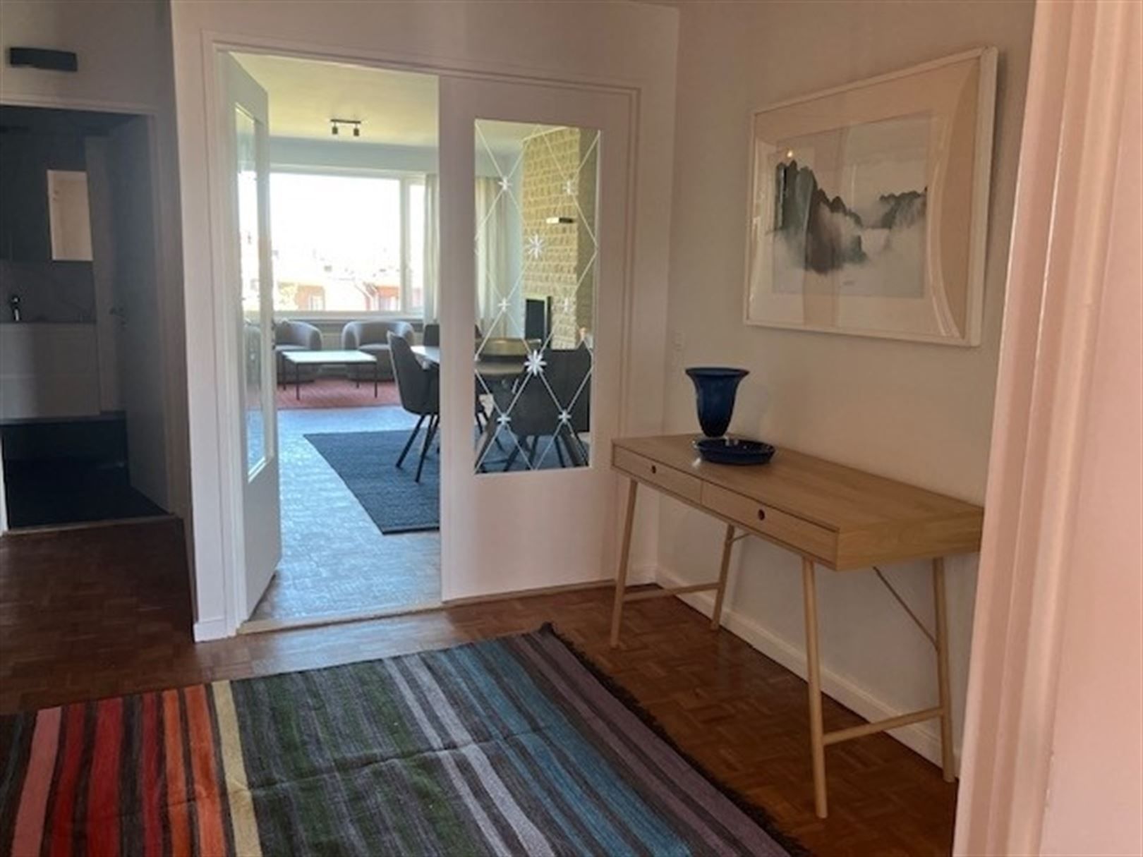 Gemeubeld appartement met 2 slaapkamers, terras en parking! foto 6