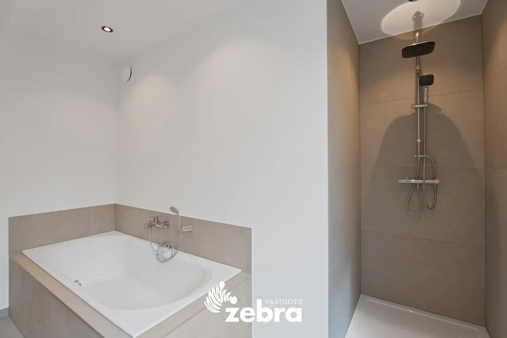 Gerenoveerde & energiezuinige woning met uitweg te Ledegem! foto 14